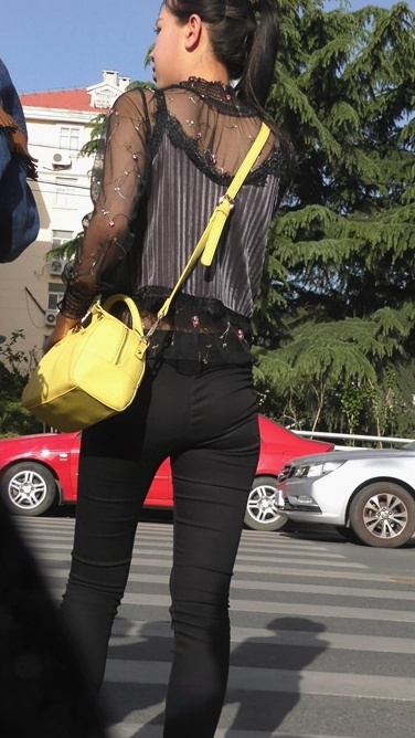 4K-街拍黑色紧身裤美女[279M/MP4]