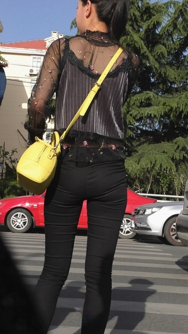 4K-街拍黑色紧身裤美女[279M/MP4]