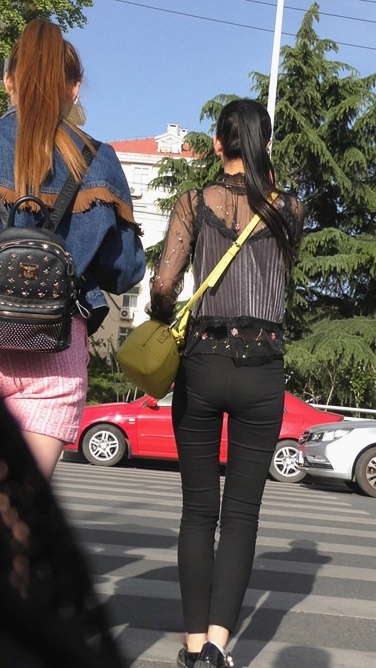 4K-街拍黑色紧身裤美女[279M/MP4]