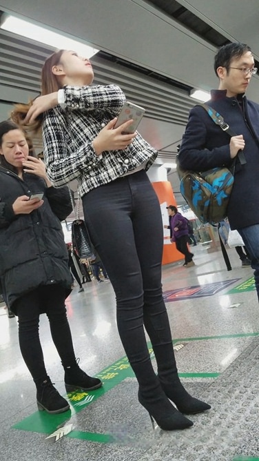 等地铁的黑色紧身裤美女