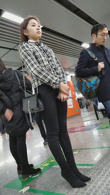 等地铁的黑色紧身裤美女