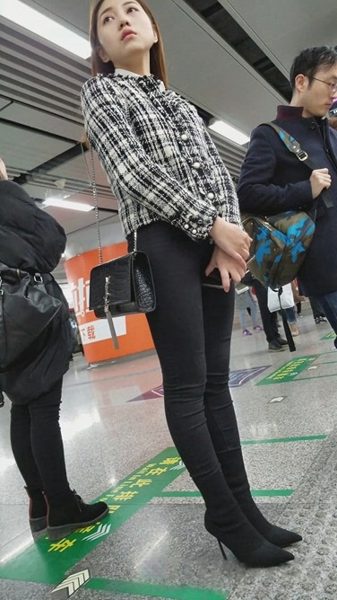 等地铁的黑色紧身裤美女
