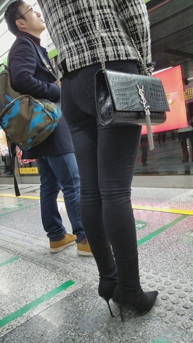等地铁的黑色紧身裤美女