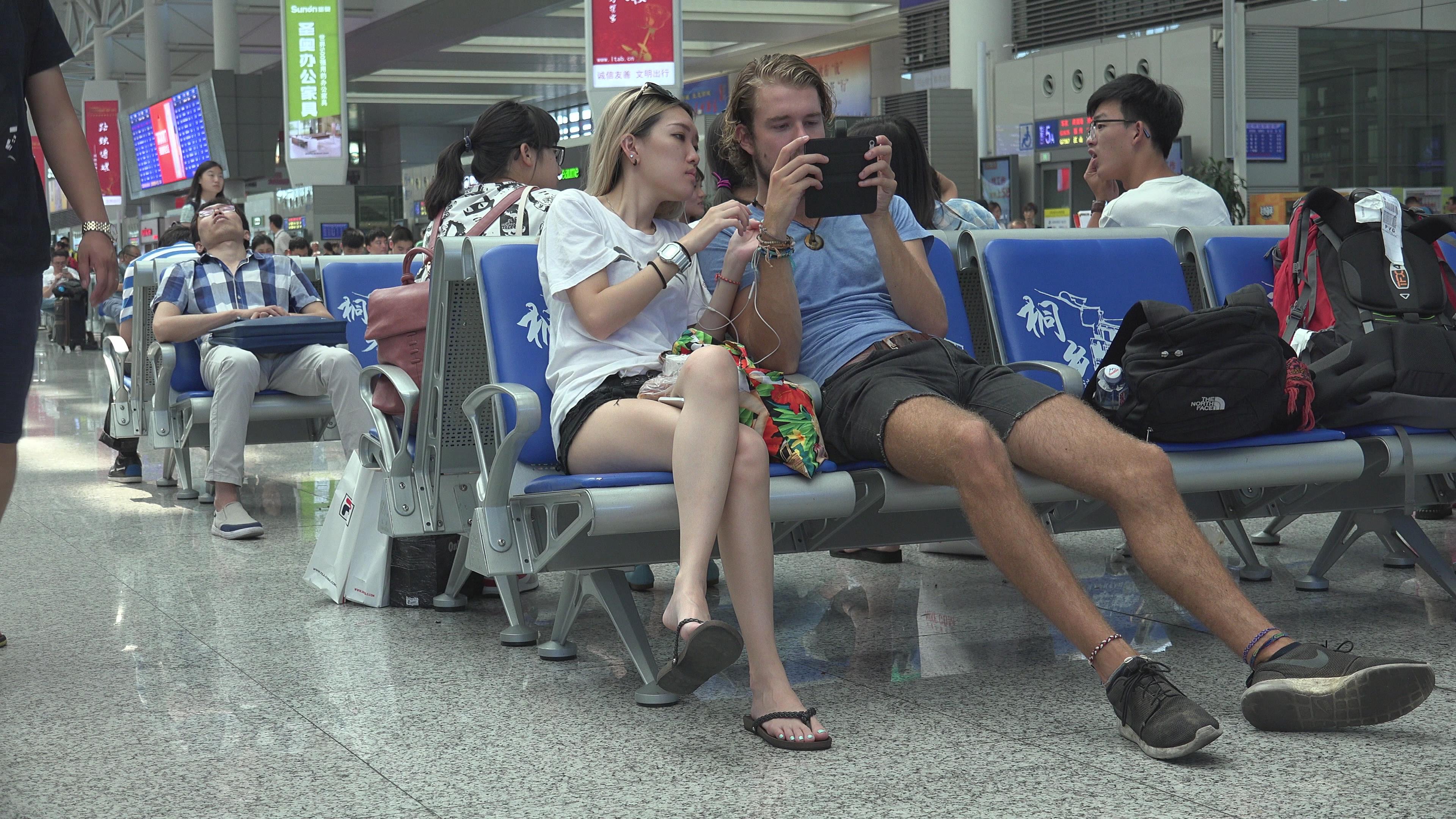 4K 白嫩玉足美腿小姐姐找了个老外男友