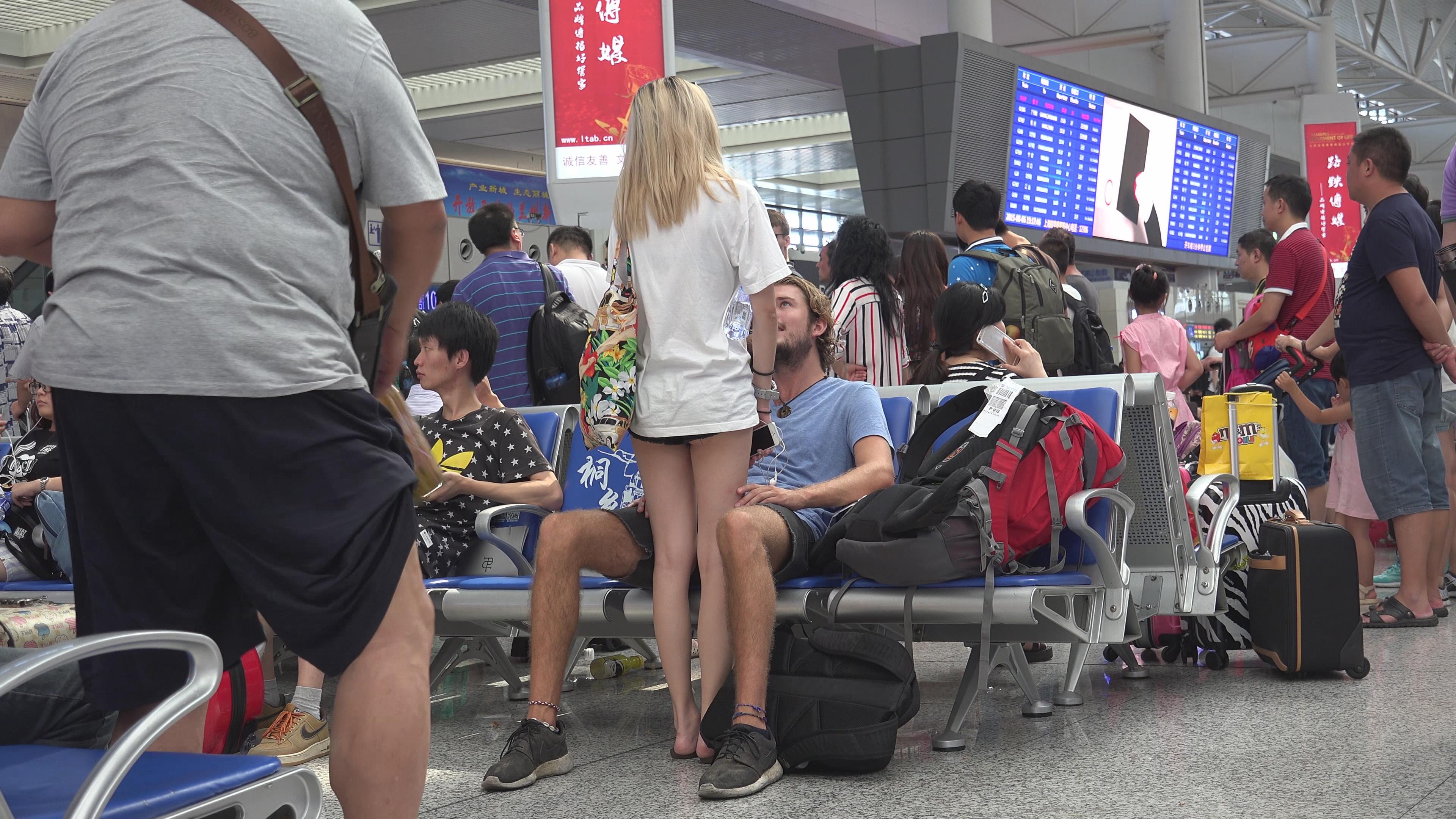 4K 白嫩玉足美腿小姐姐找了个老外男友