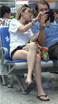 4K 白嫩玉足美腿小姐姐找了个老外男友