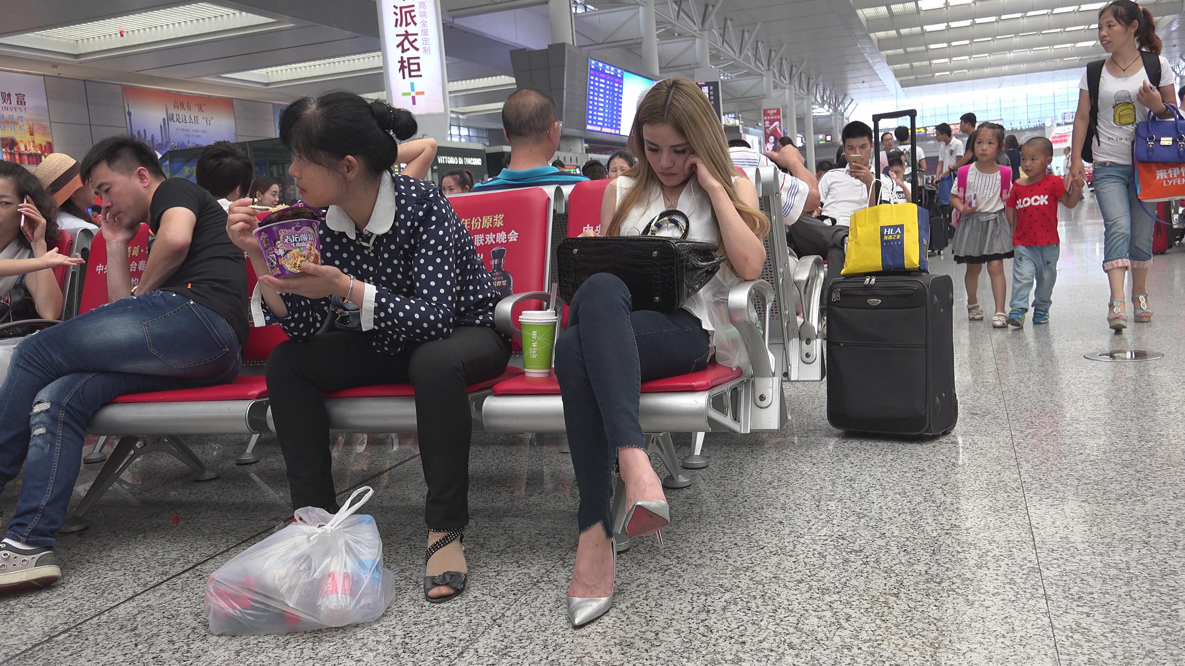 4K 候车室的银白尖嘴高跟美女