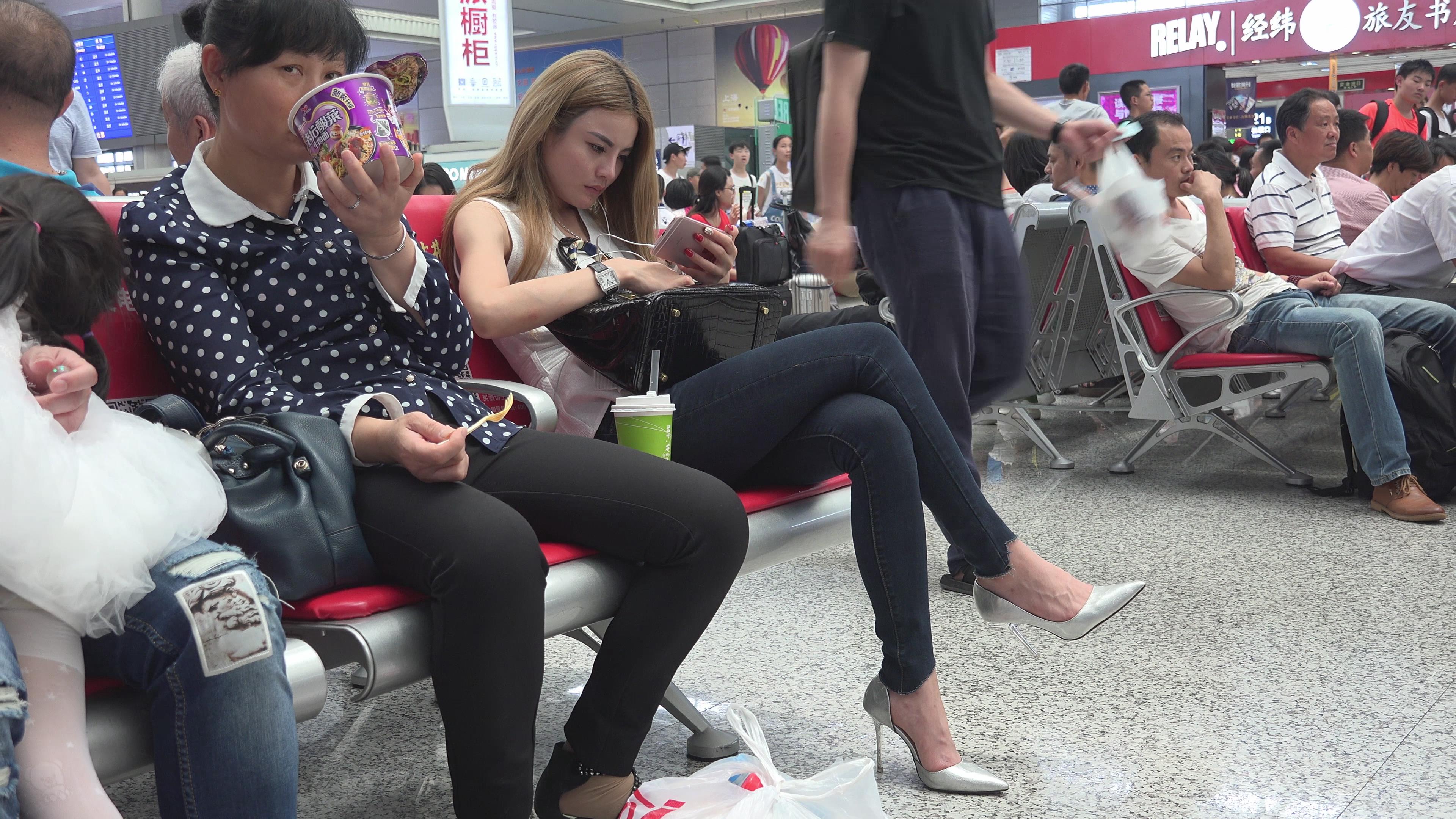 4K 候车室的银白尖嘴高跟美女