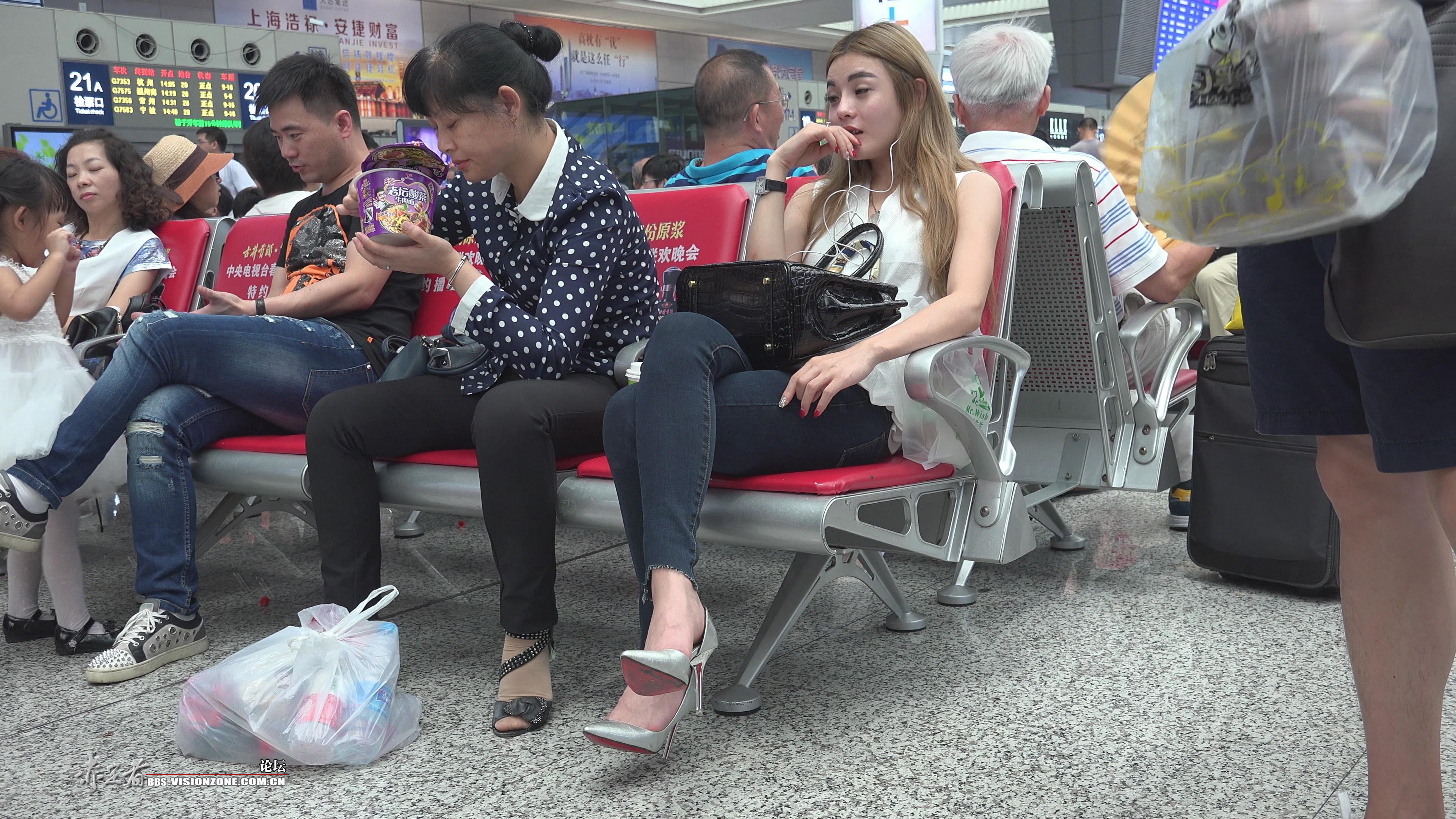 4K 候车室的银白尖嘴高跟美女