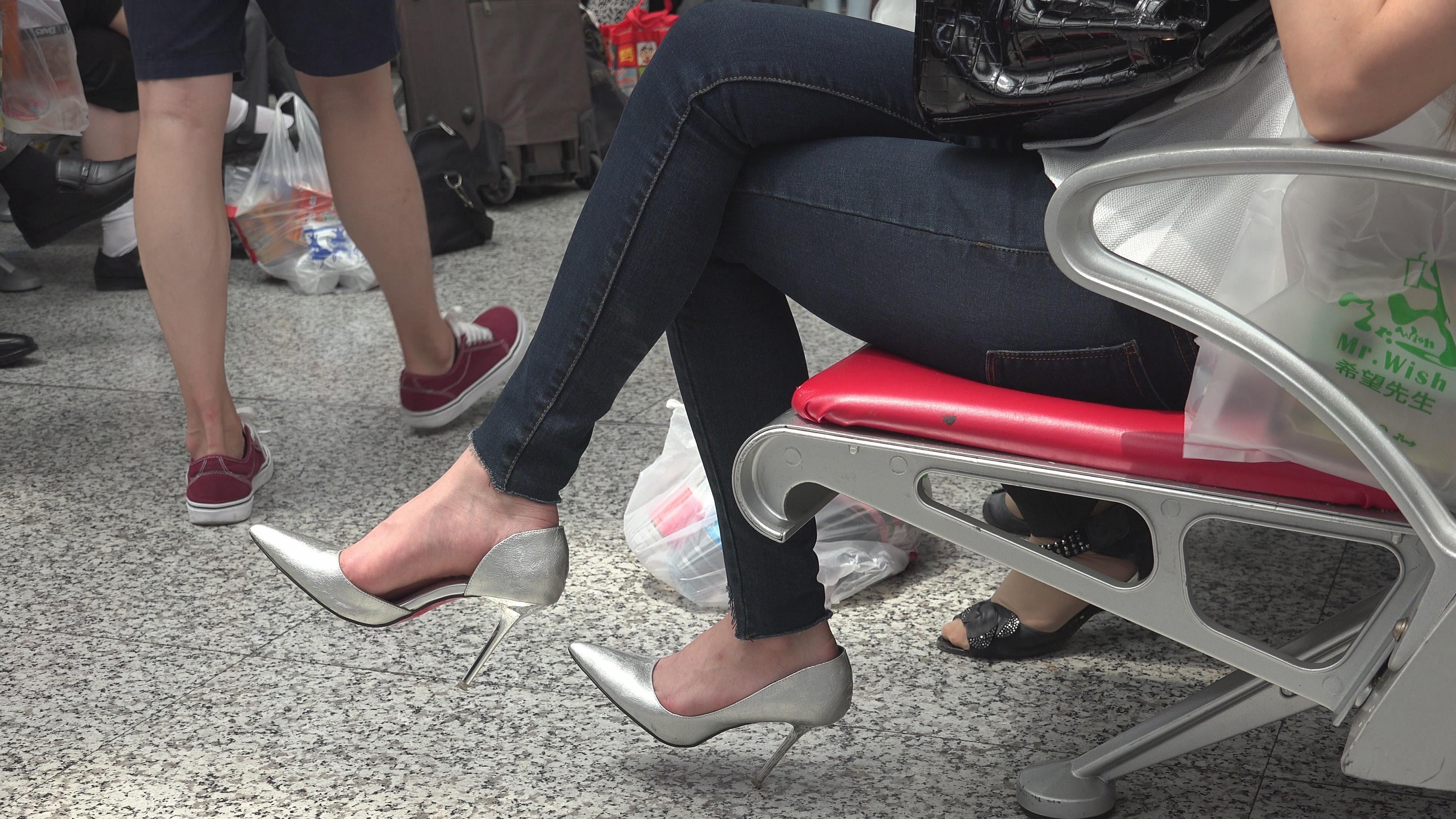 4K 候车室的银白尖嘴高跟美女