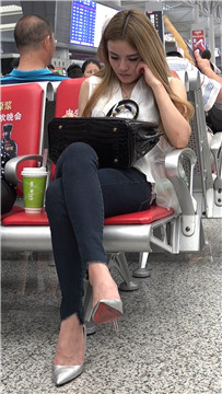 4K 候车室的银白尖嘴高跟美女