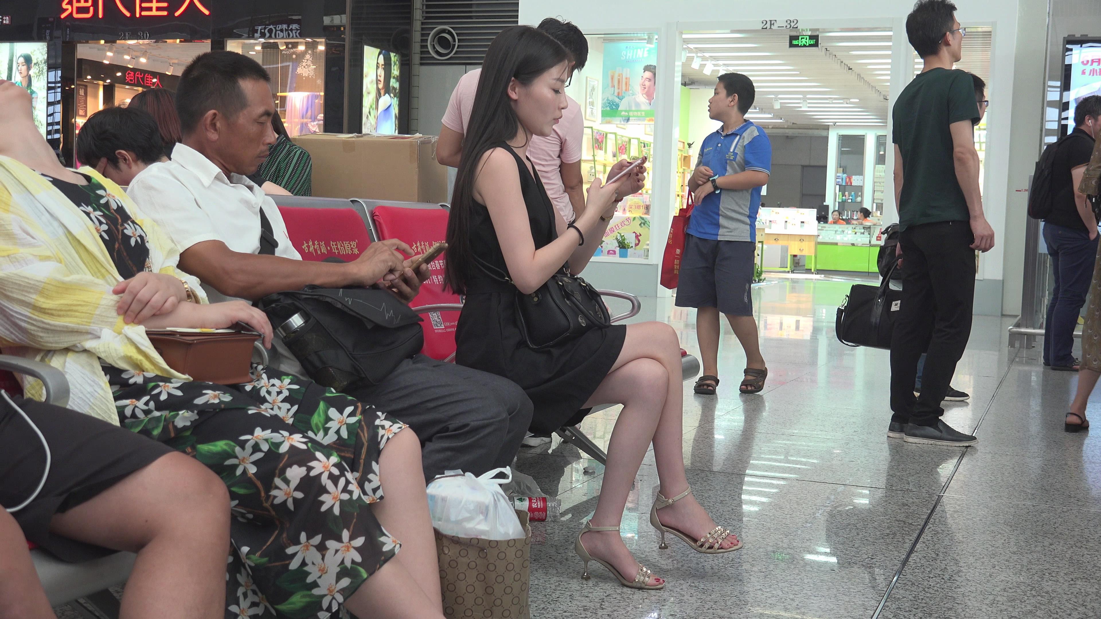 4K 黑色连衣裙凉高跟美足美女美若天仙