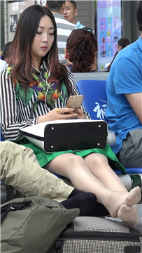 4K 候车室拍摄极品美足肉丝气质美女姐姐