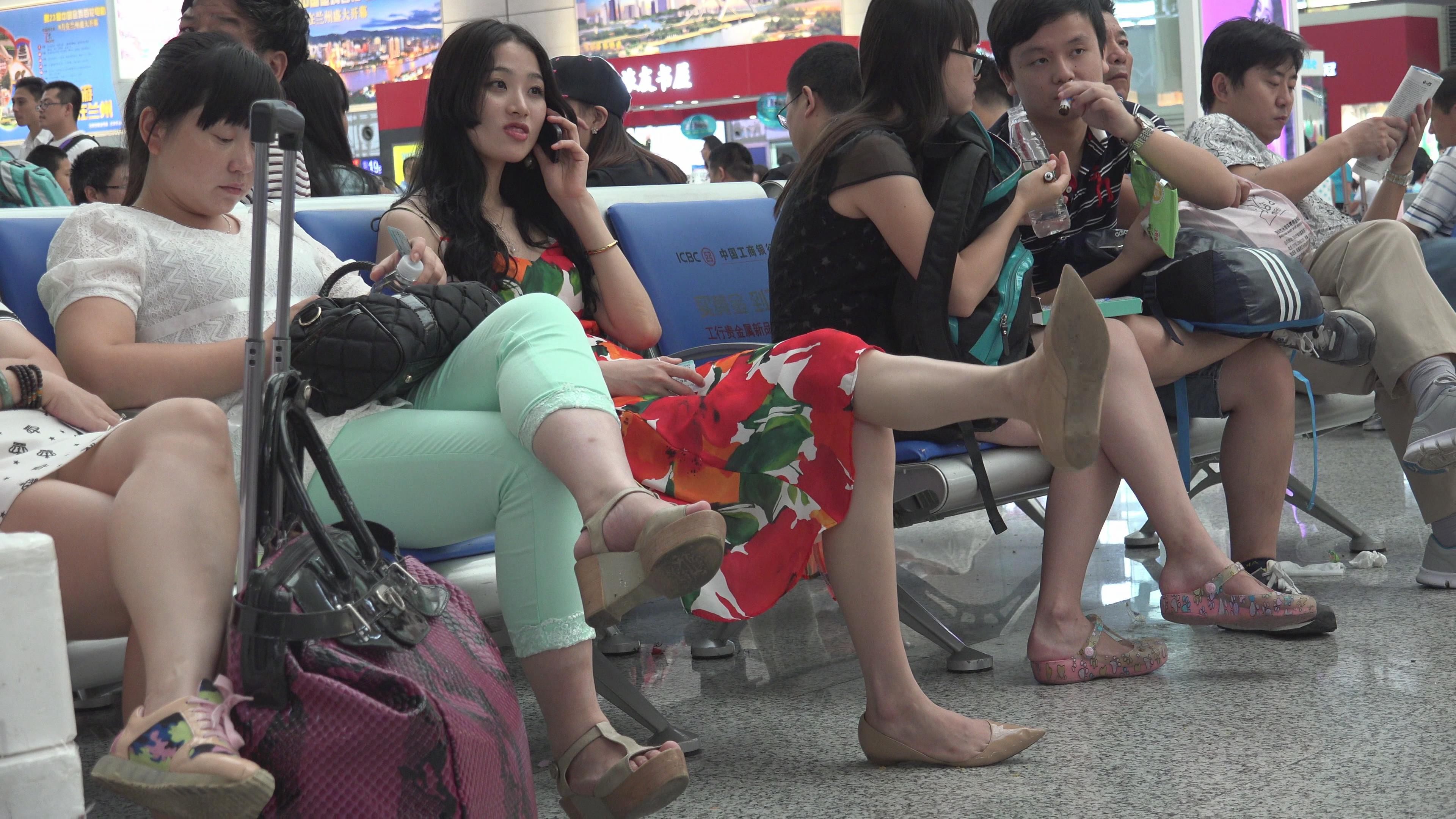 4K - 街拍美足连衣裙知性美女姐姐