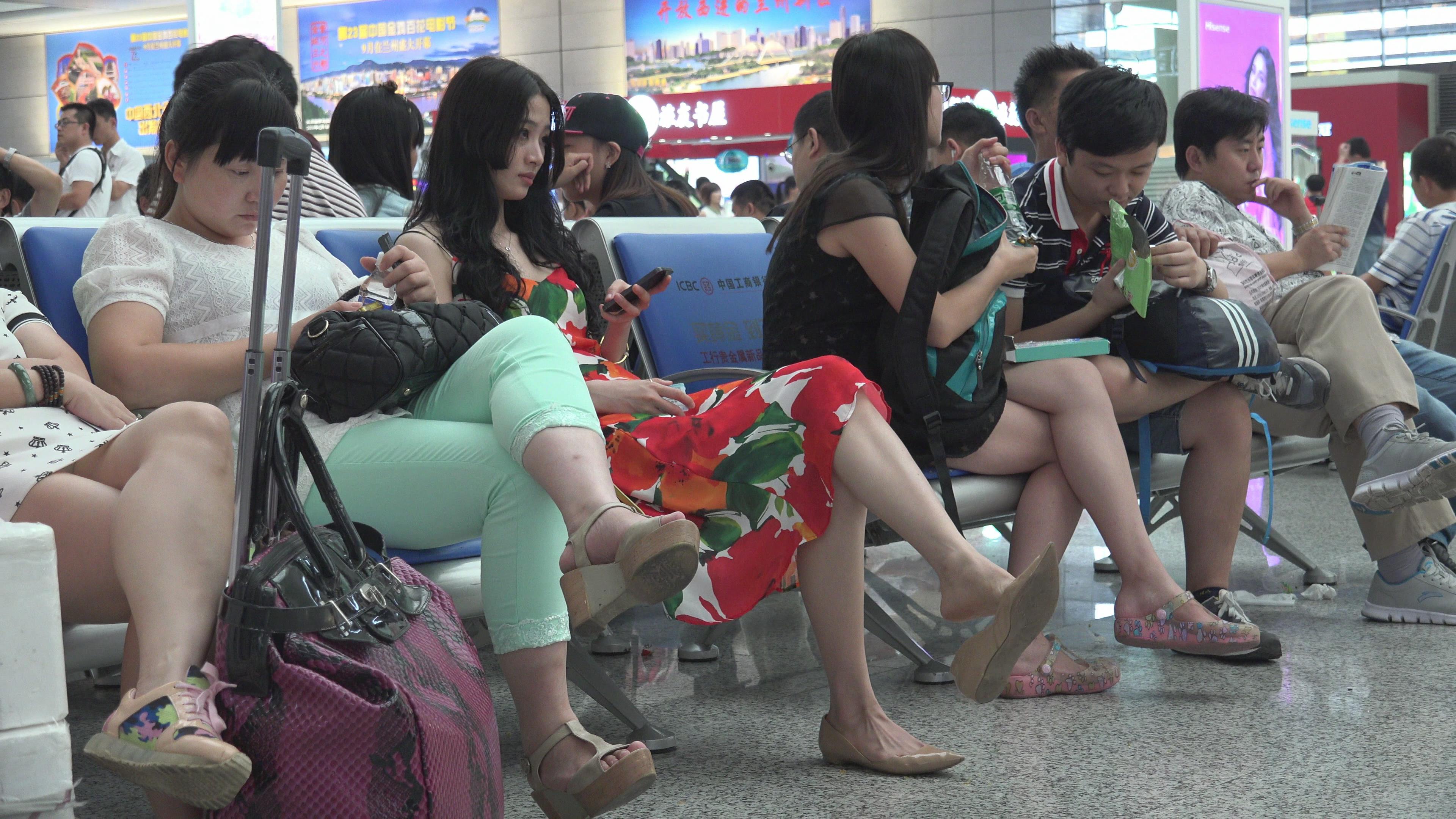 4K - 街拍美足连衣裙知性美女姐姐