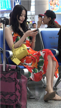 4K - 街拍美足连衣裙知性美女姐姐