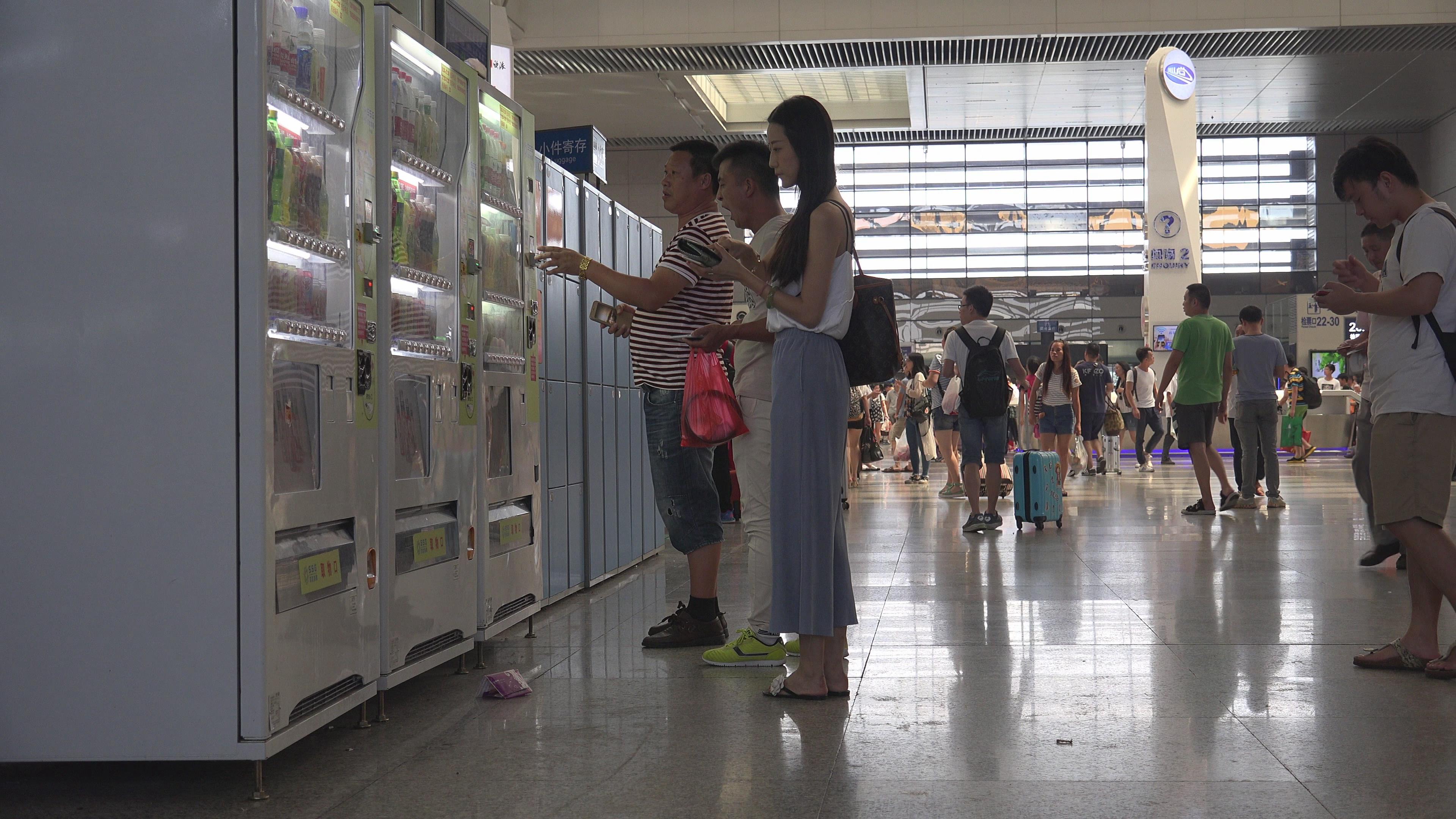 4K - 候车室难得一遇的人字拖裸足小姐姐