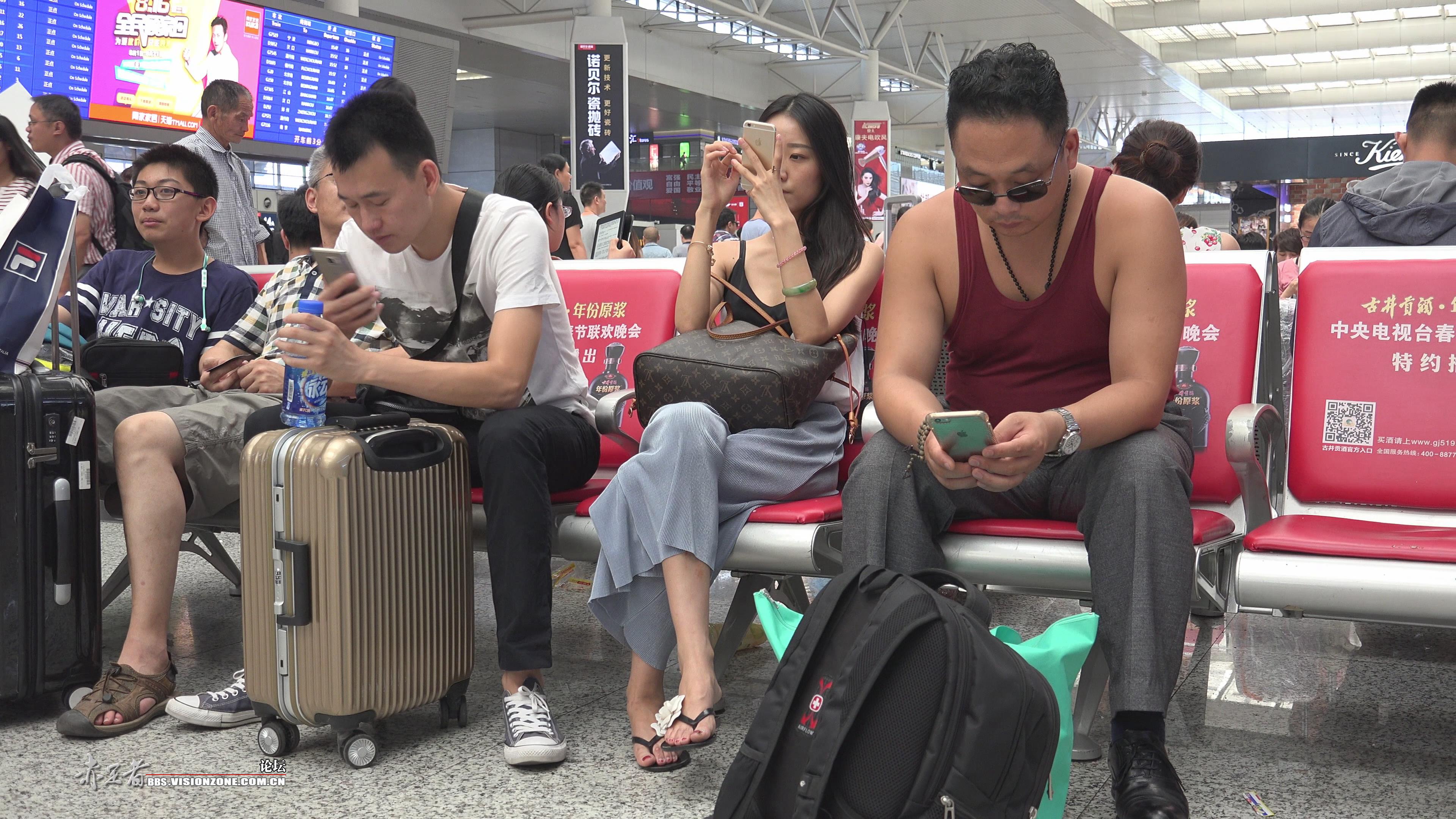 4K - 候车室难得一遇的人字拖裸足小姐姐