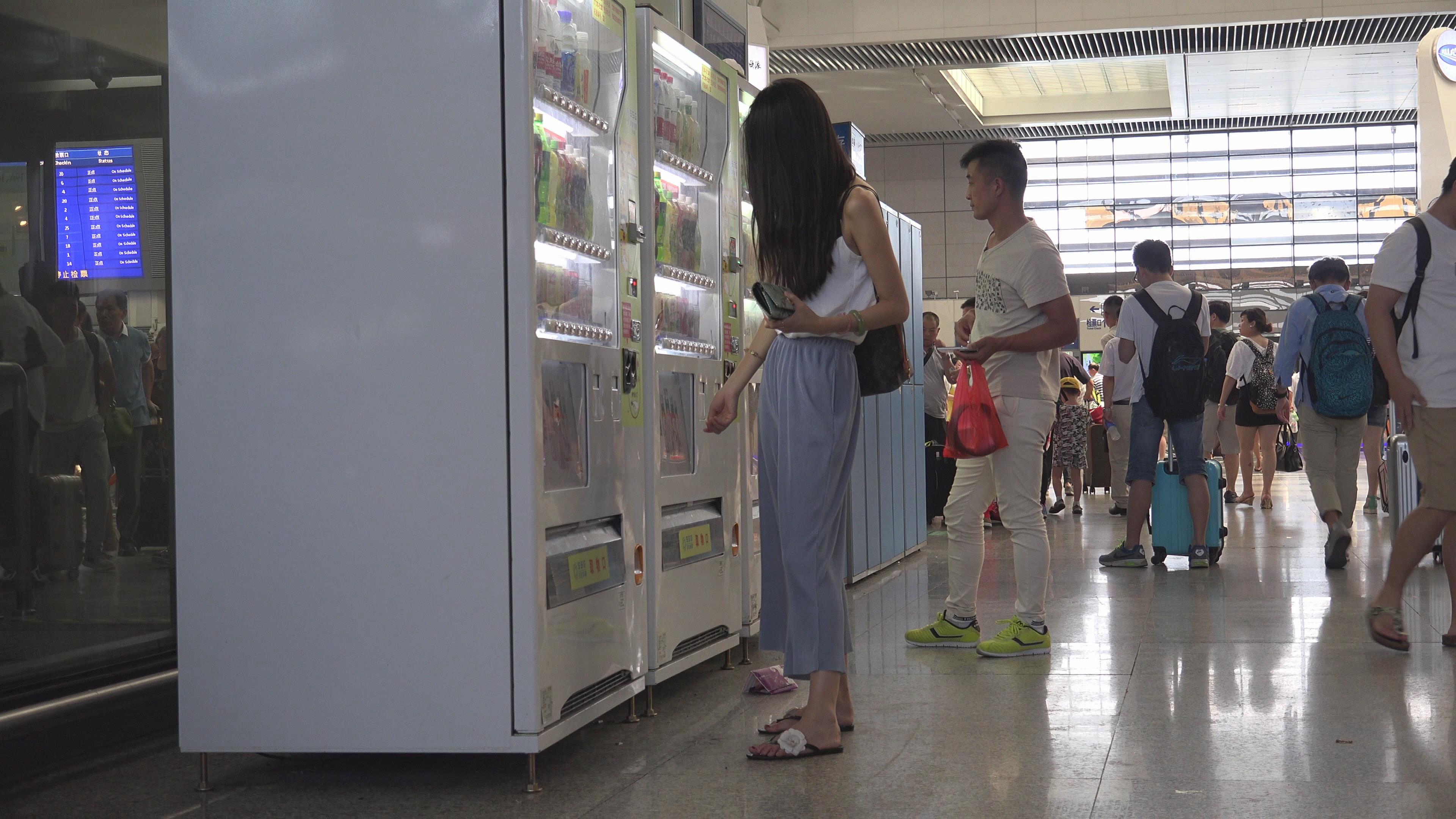 4K - 候车室难得一遇的人字拖裸足小姐姐