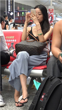 4K - 候车室难得一遇的人字拖裸足小姐姐