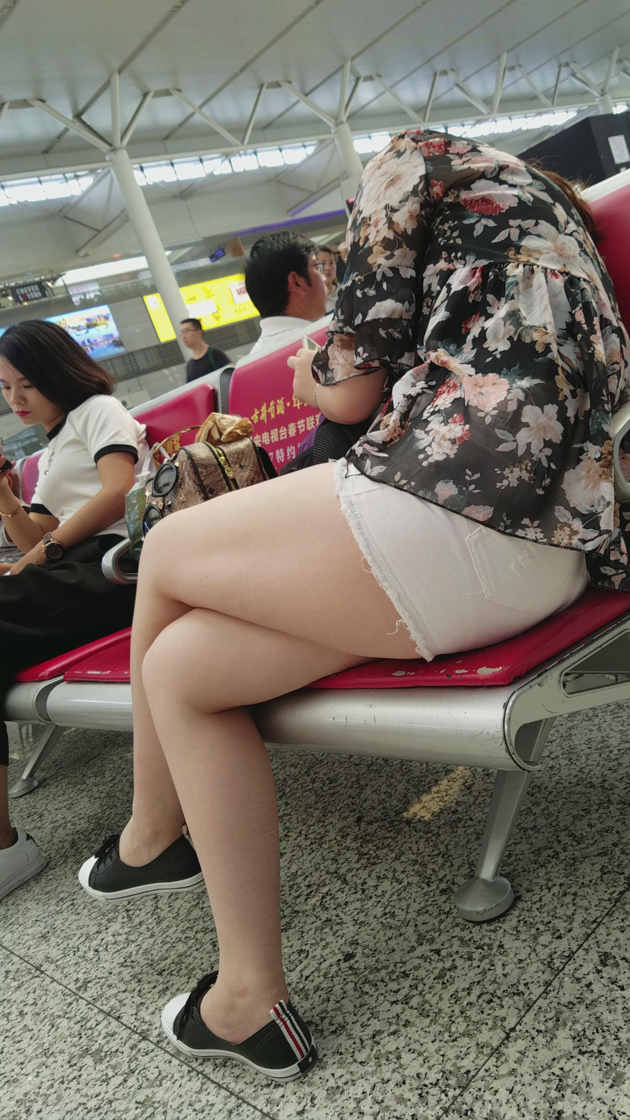 4K - 帆布鞋热裤街拍美腿美女