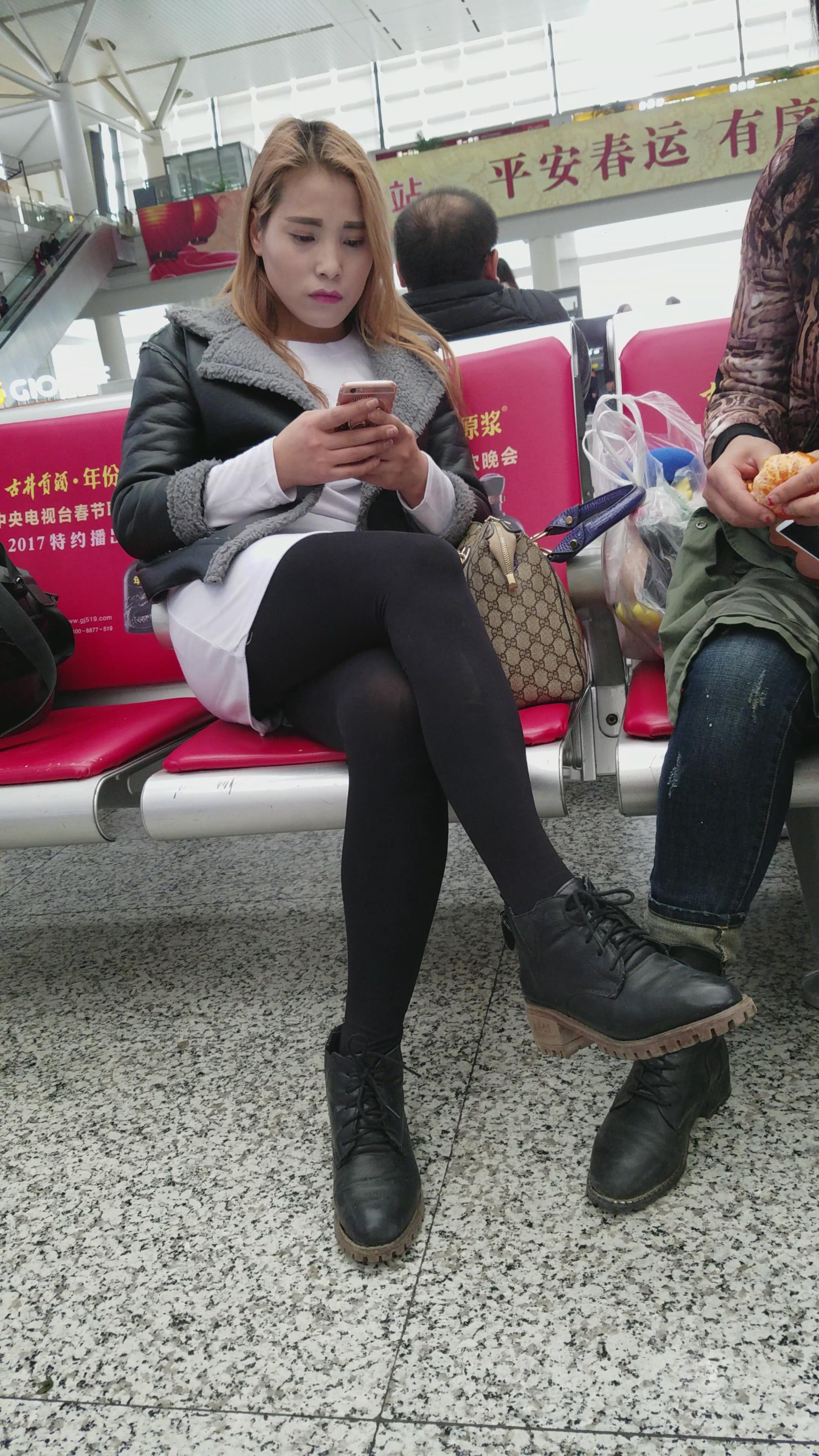 黑色外套黑丝皮鞋美女很白净