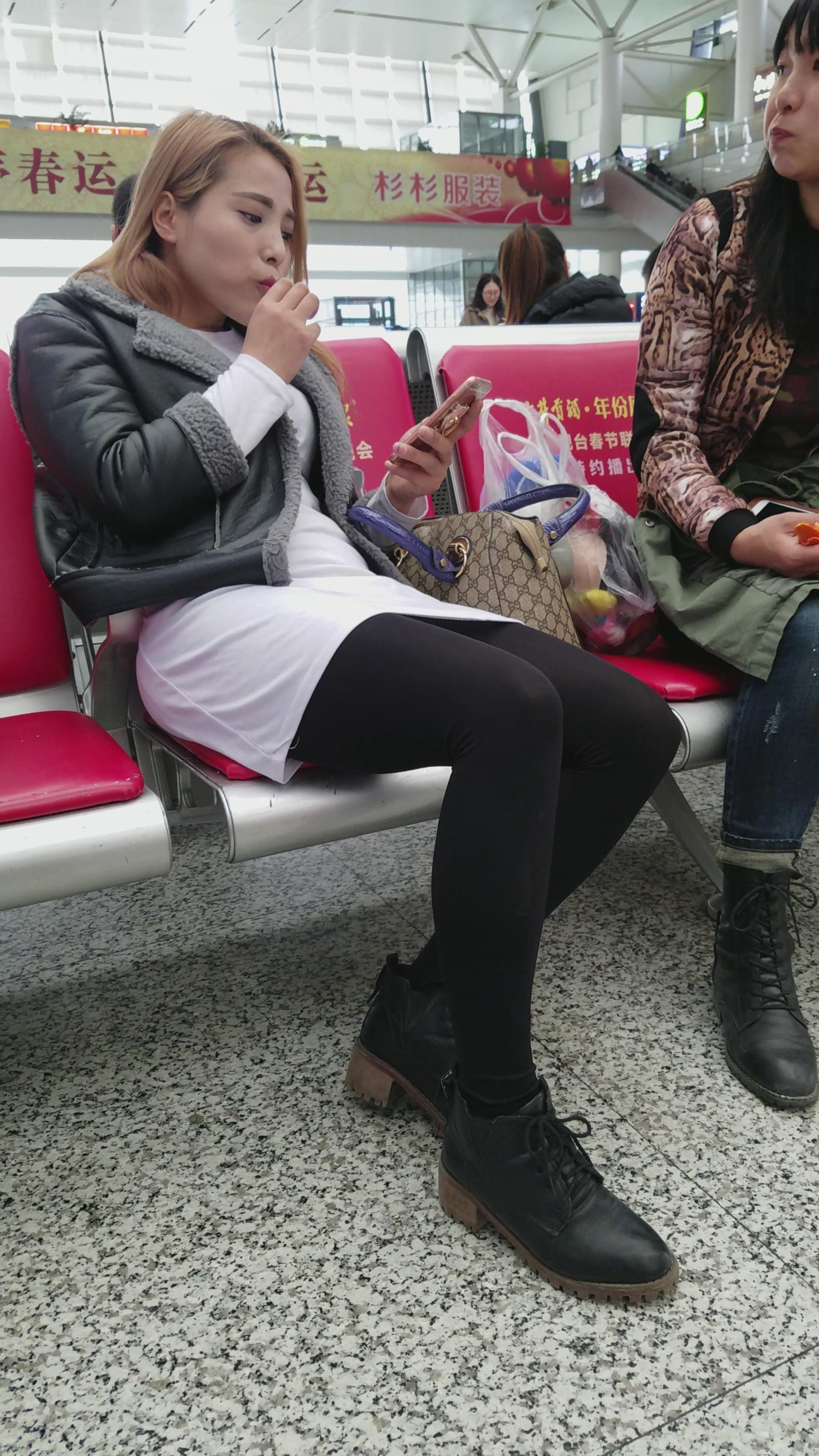 黑色外套黑丝皮鞋美女很白净