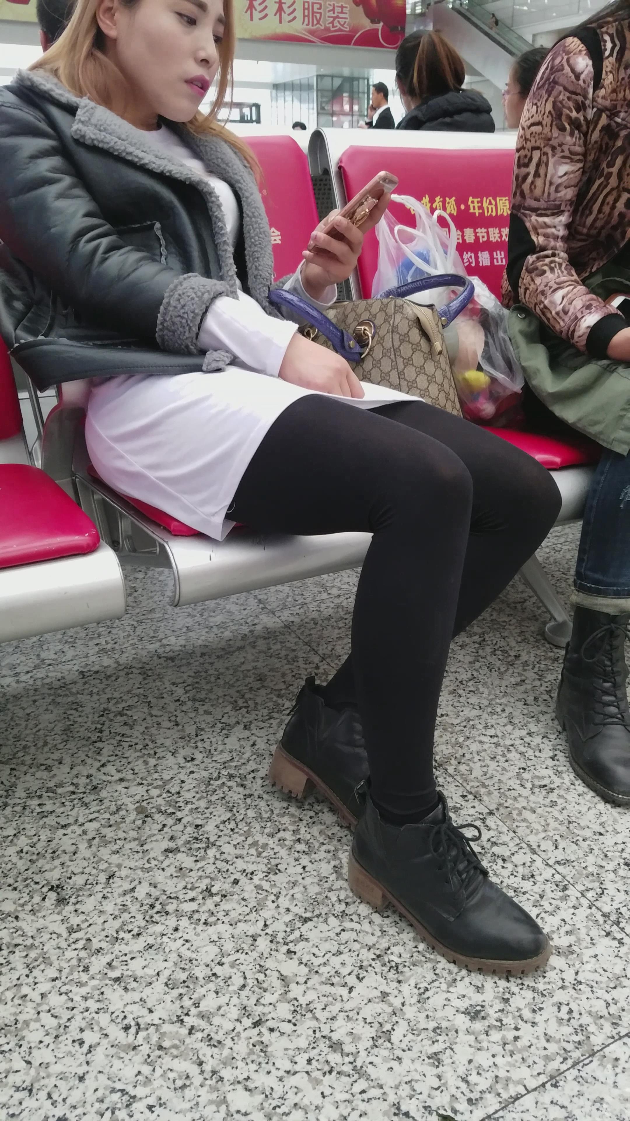 黑色外套黑丝皮鞋美女很白净