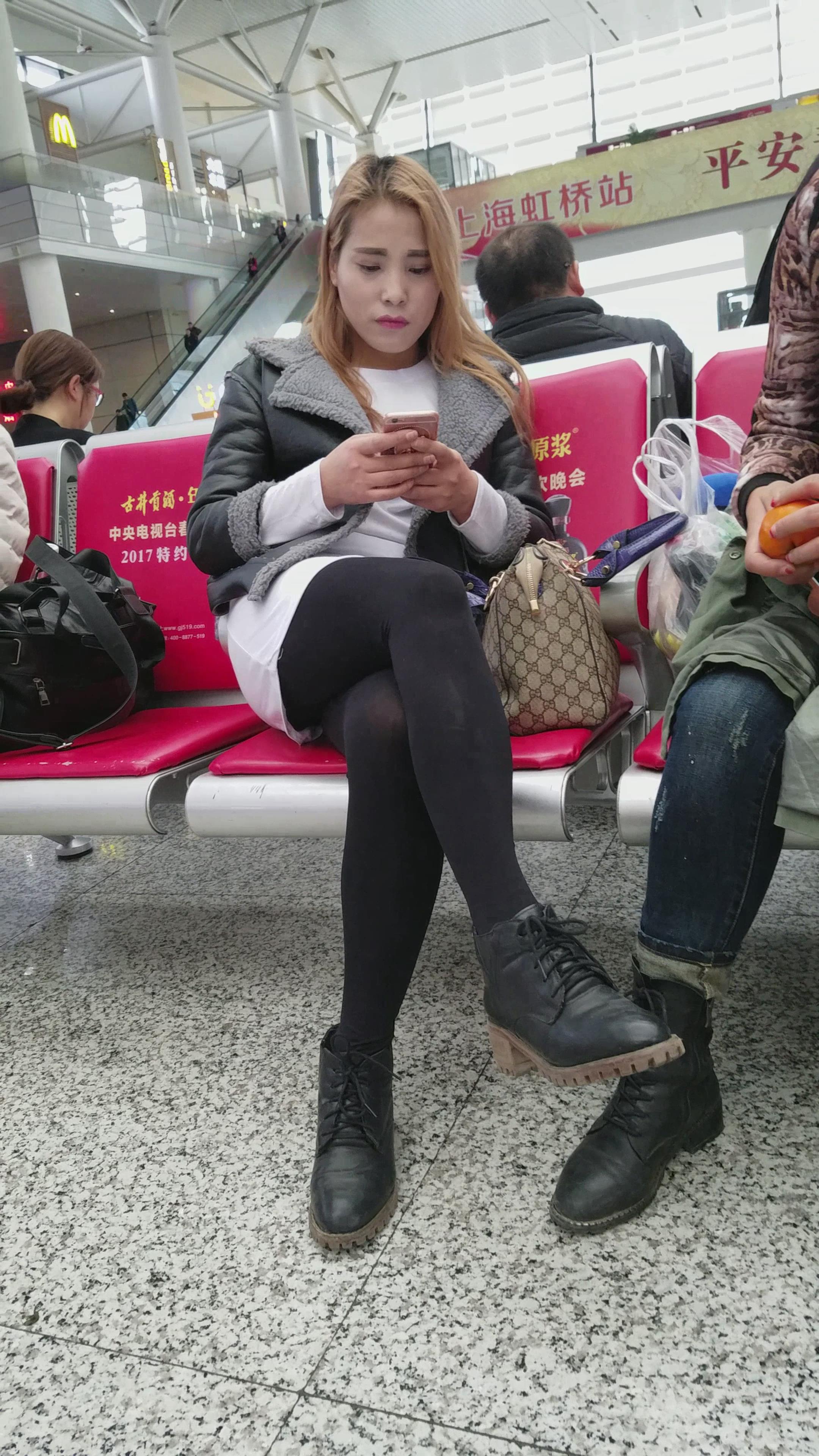 黑色外套黑丝皮鞋美女很白净