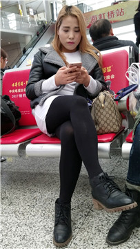 黑色外套黑丝皮鞋美女很白净