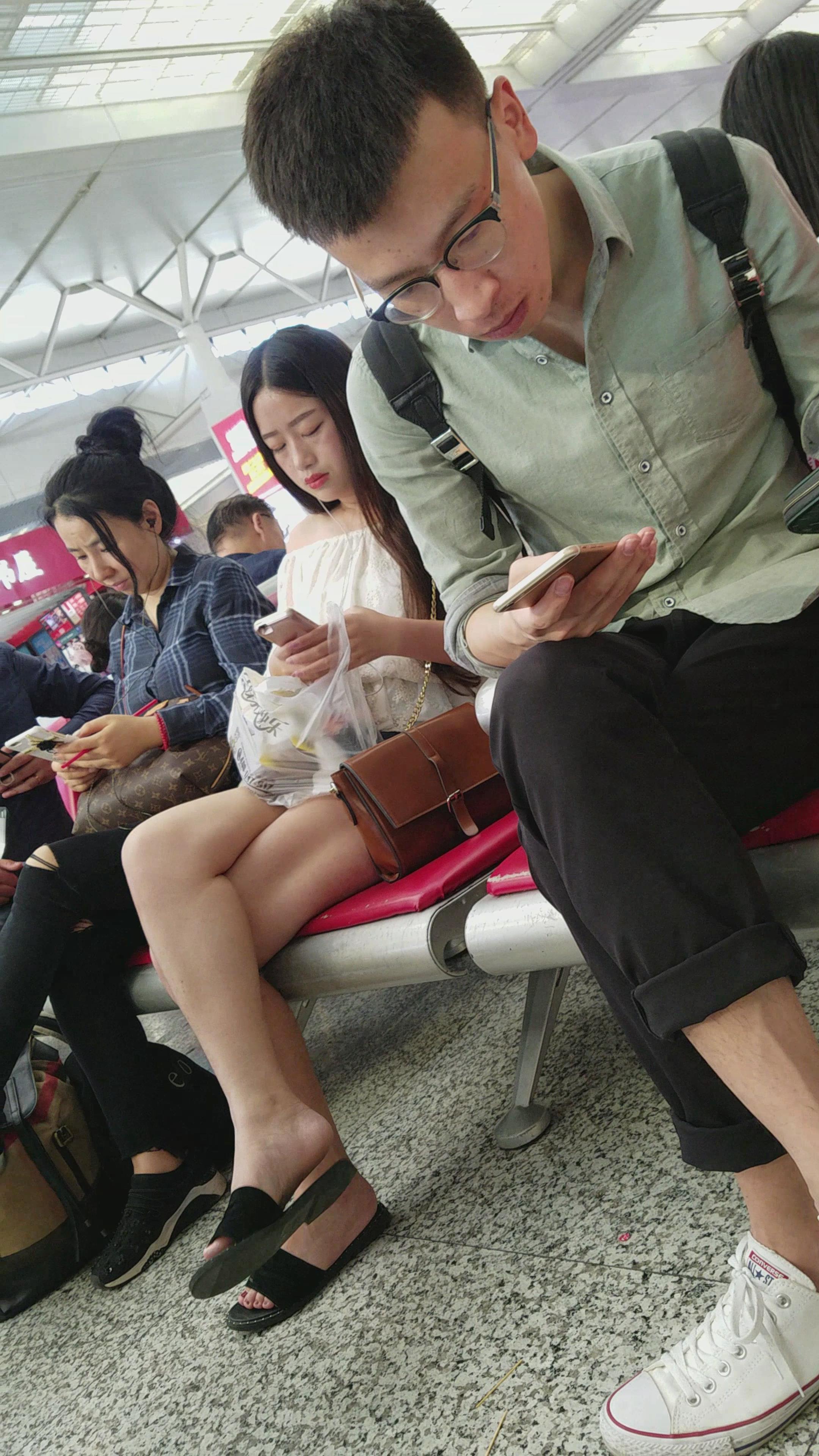 4K街拍热裤性感白皙嫩腿小姐姐