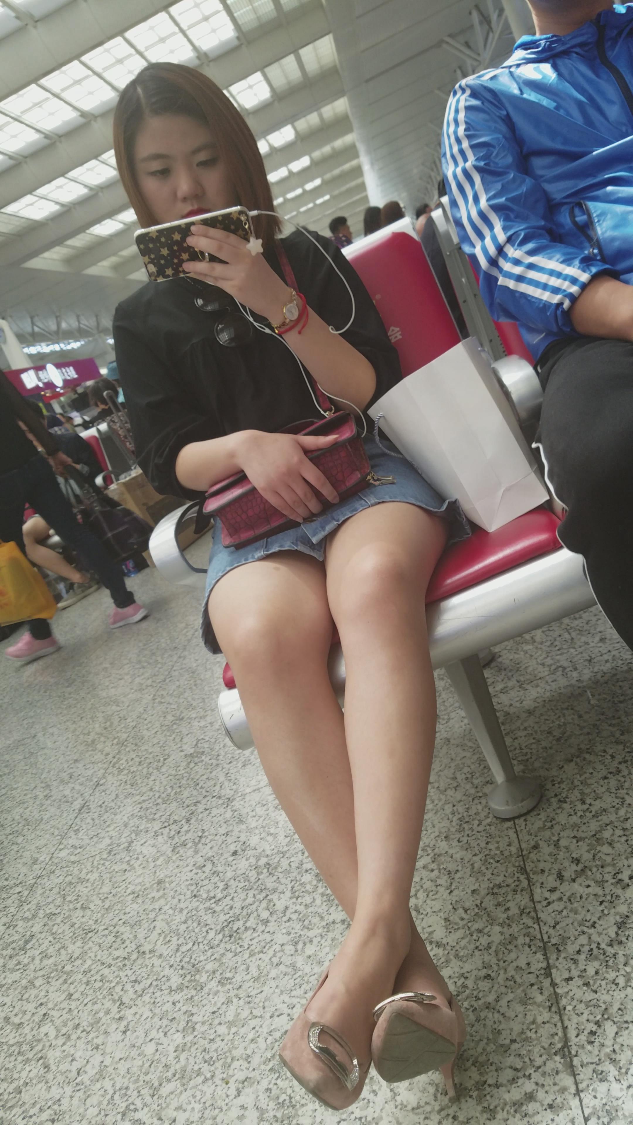 4K牛仔短裙街拍美腿美女抠鼻屎