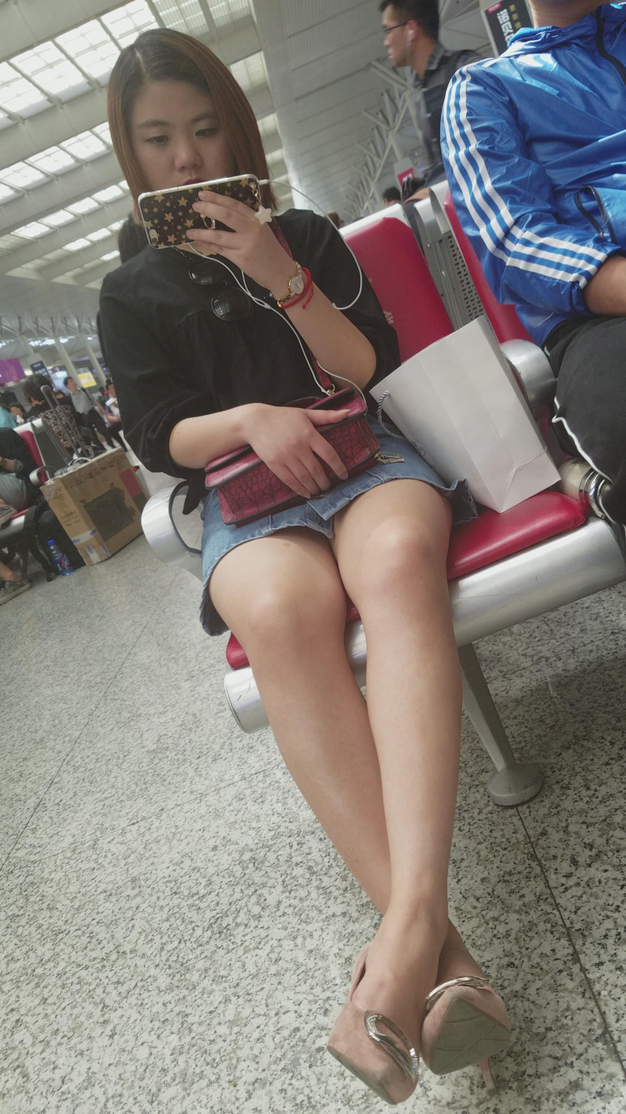 4K牛仔短裙街拍美腿美女抠鼻屎