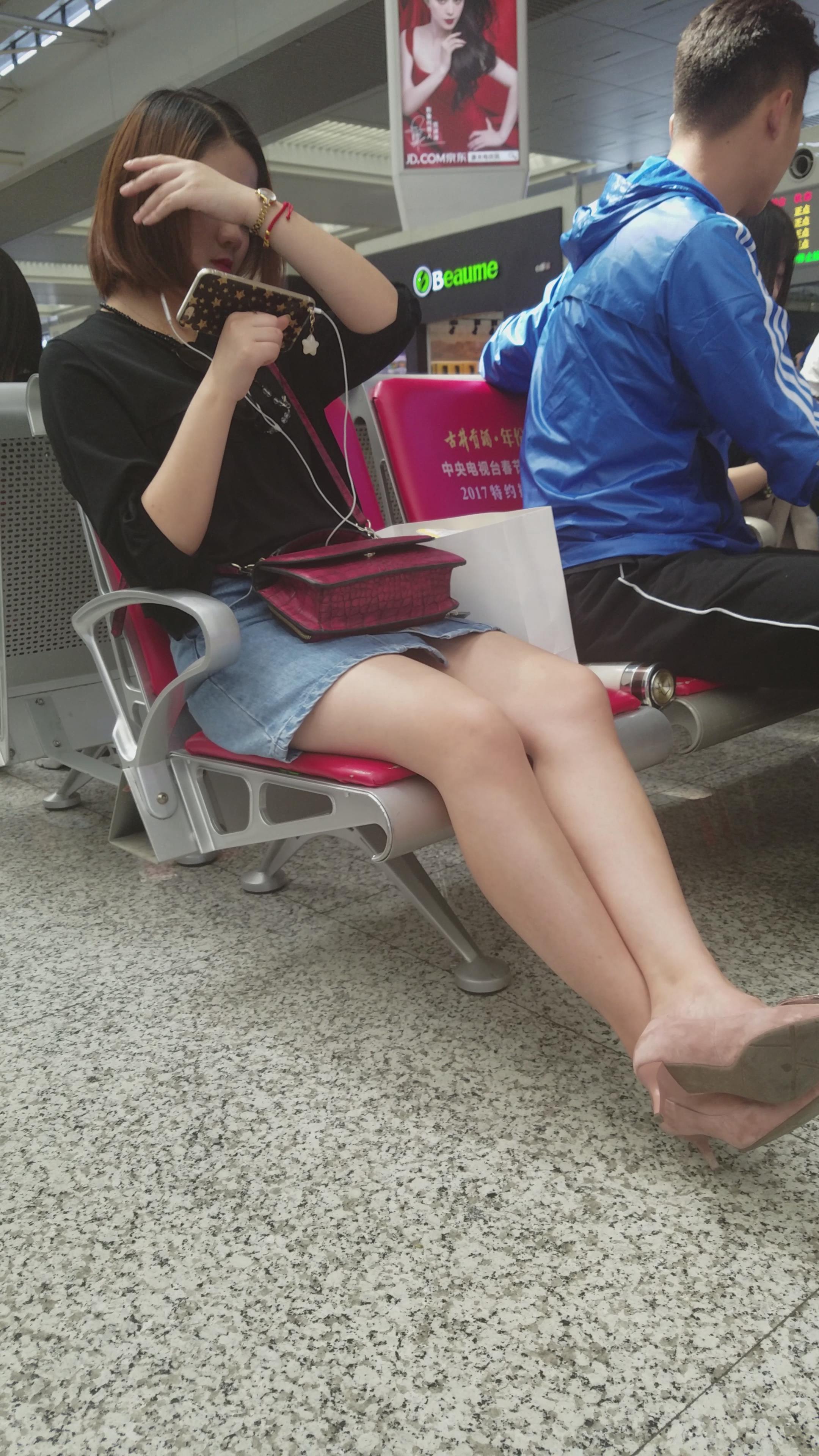 4K牛仔短裙街拍美腿美女抠鼻屎