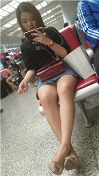 4K牛仔短裙街拍美腿美女抠鼻屎