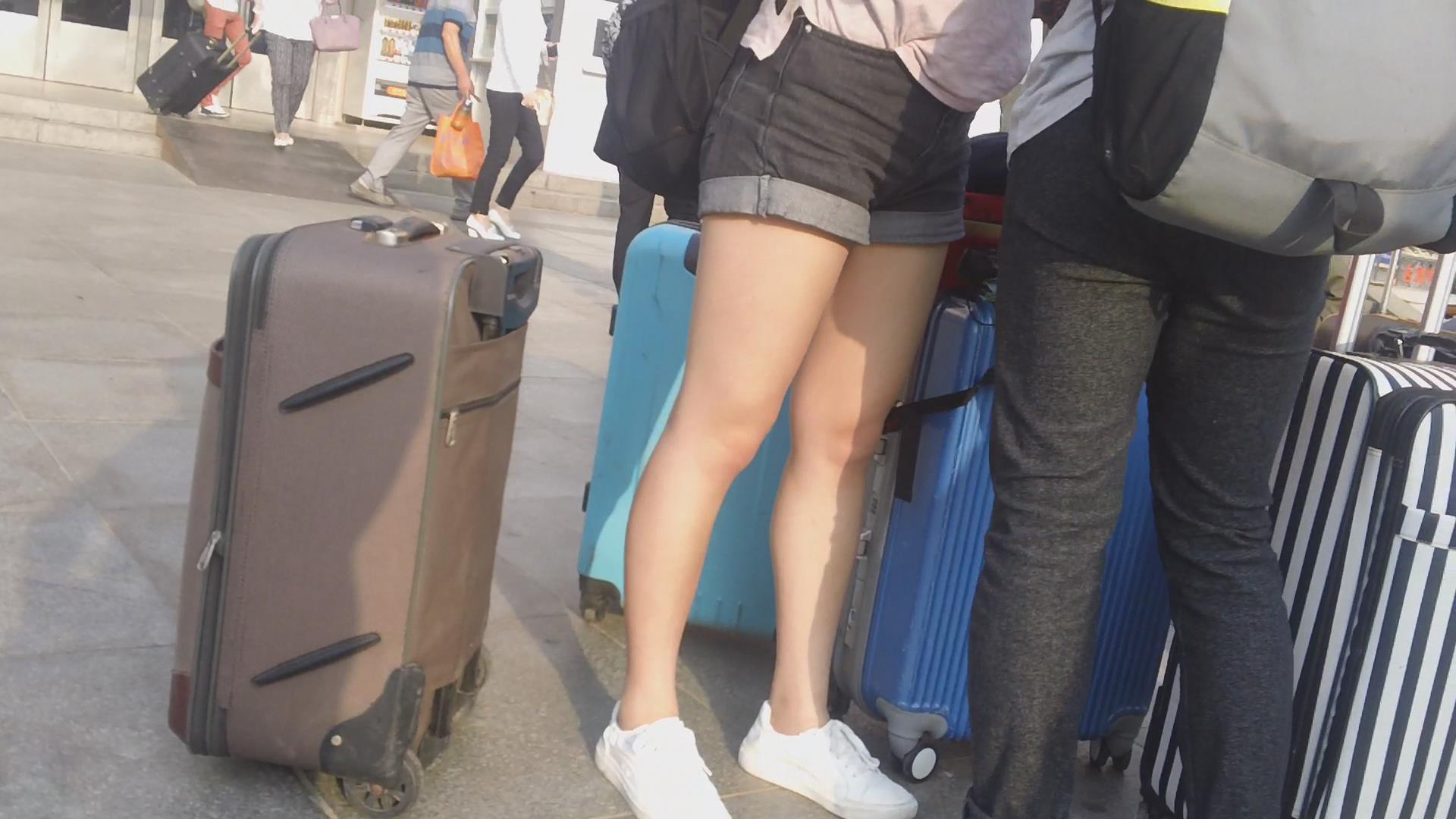 街拍热裤美腿小姐姐