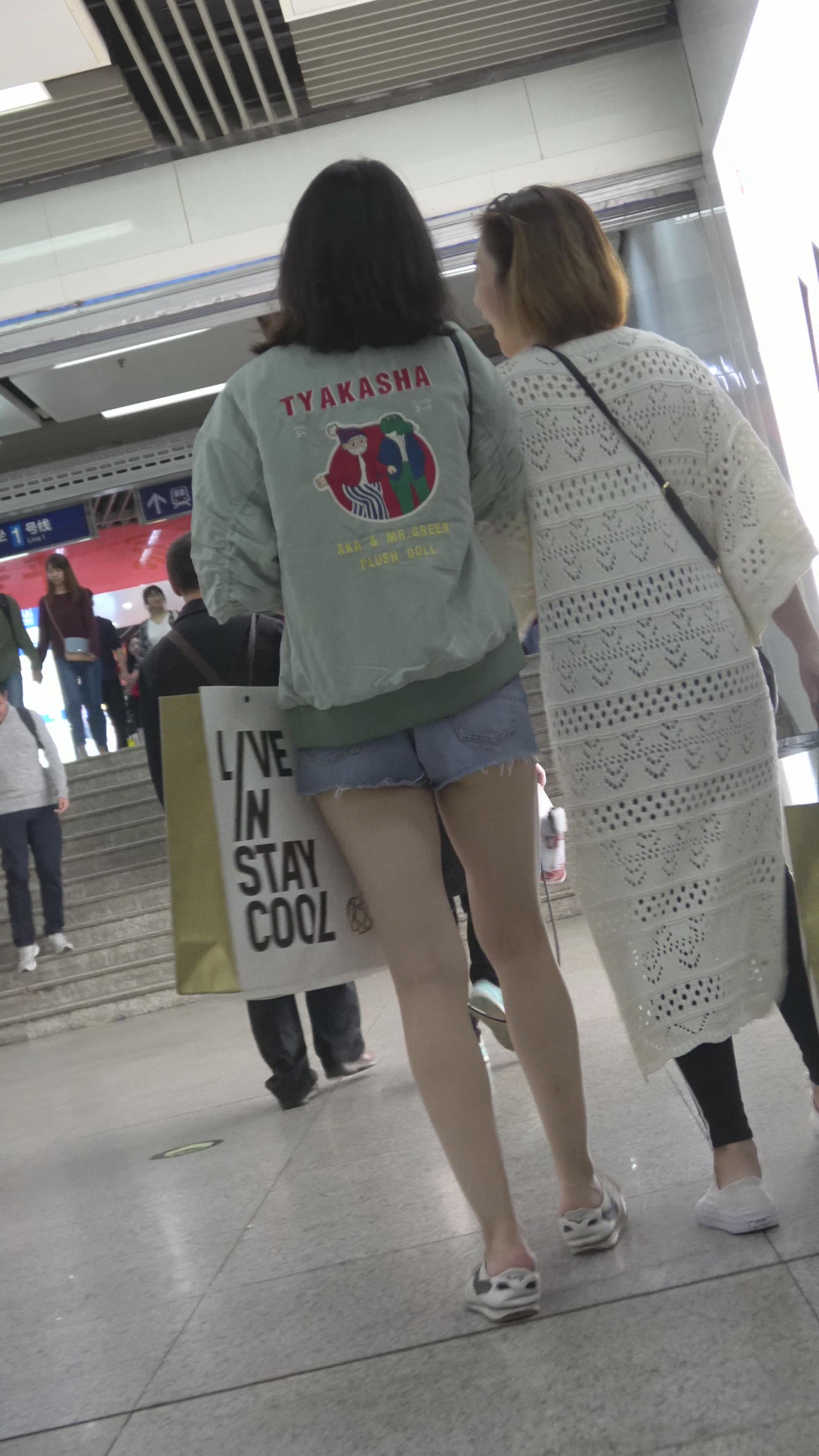 4K 逛商场的紧身热裤美眉