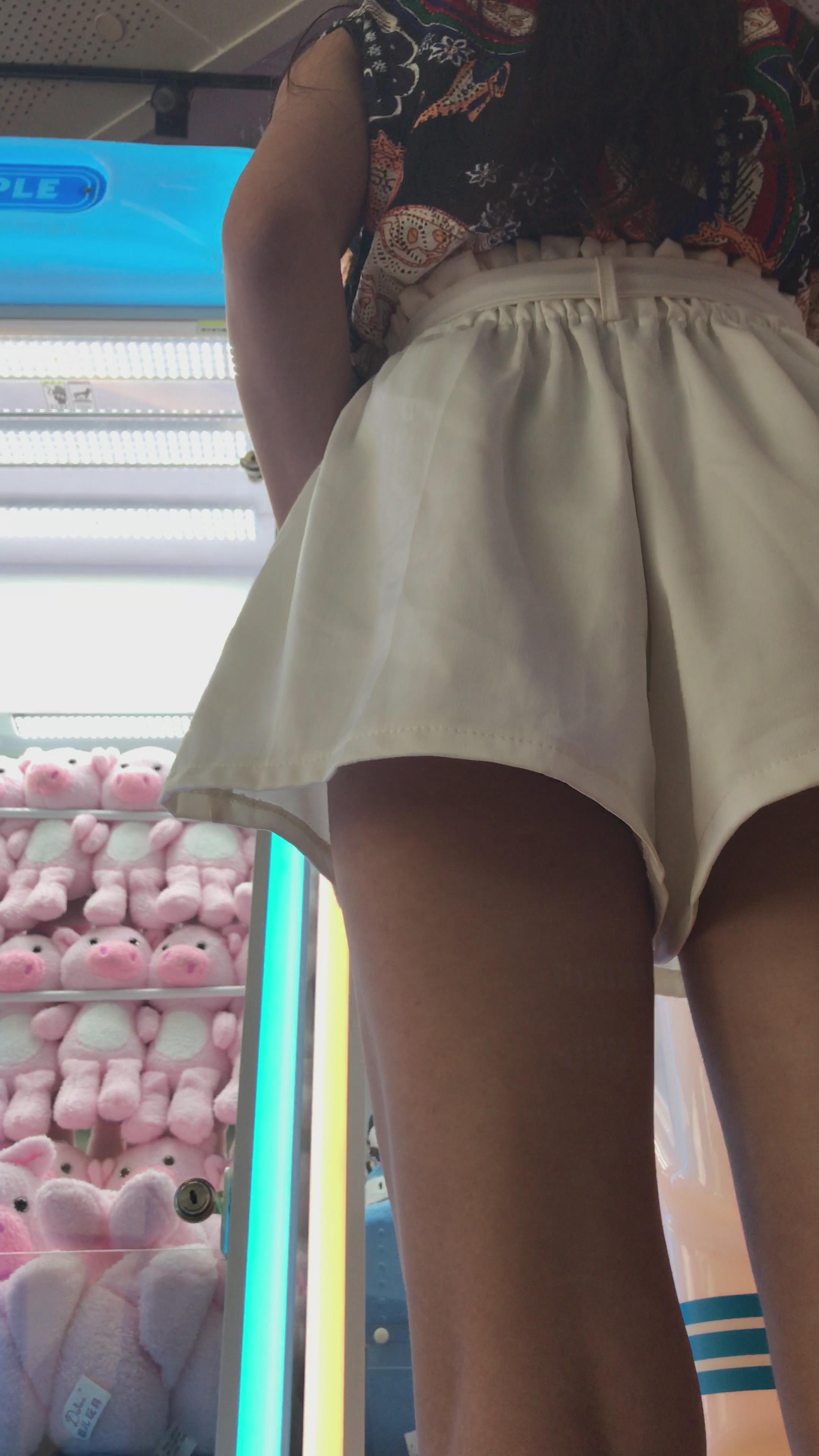 双胞胎姐妹的宽松白裤