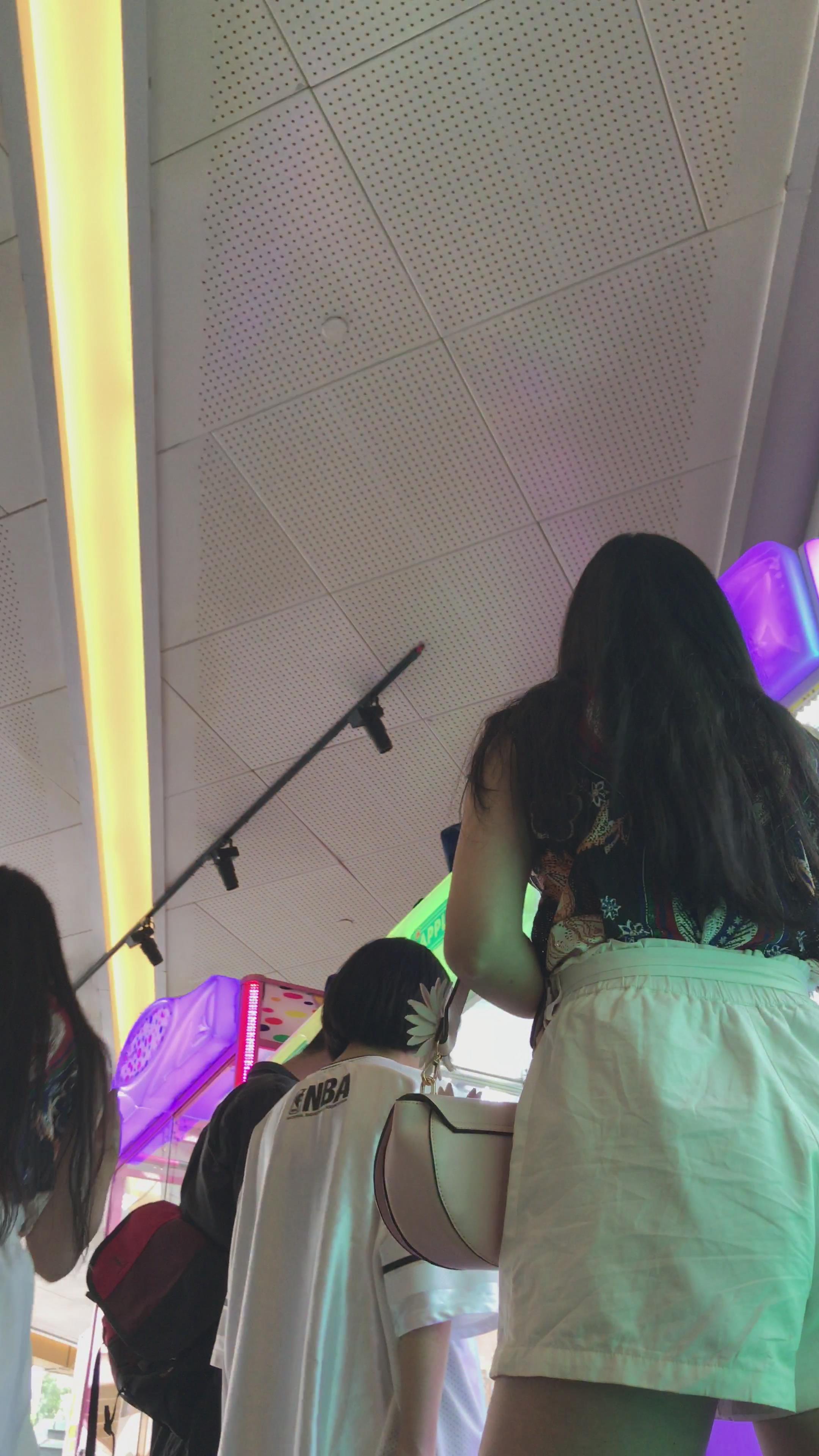 双胞胎姐妹的宽松白裤