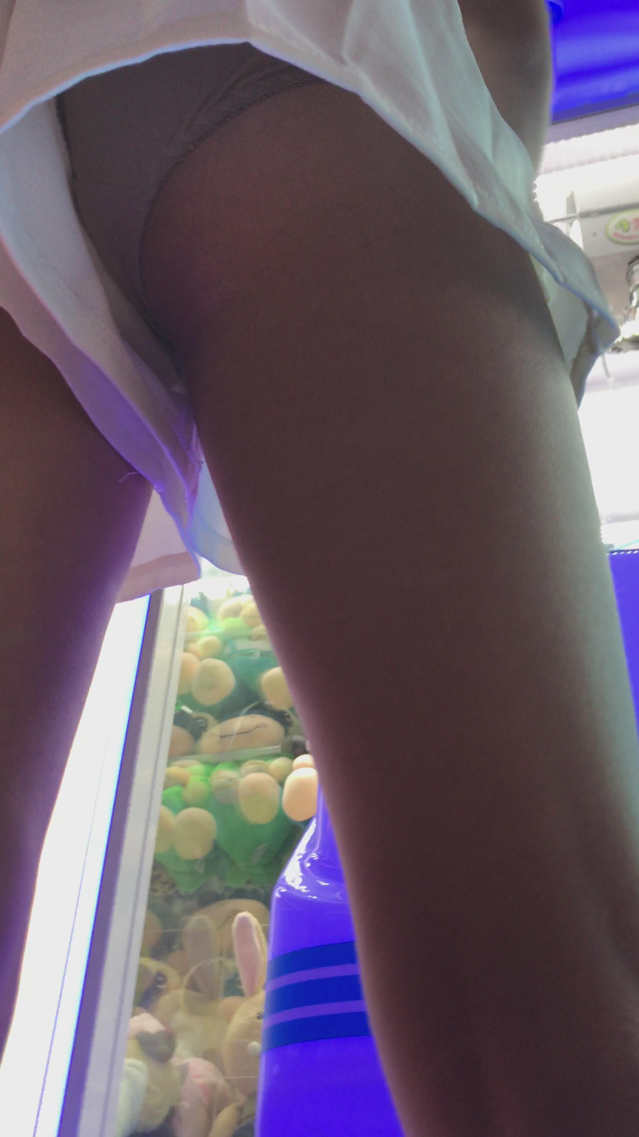 双胞胎姐妹的宽松白裤