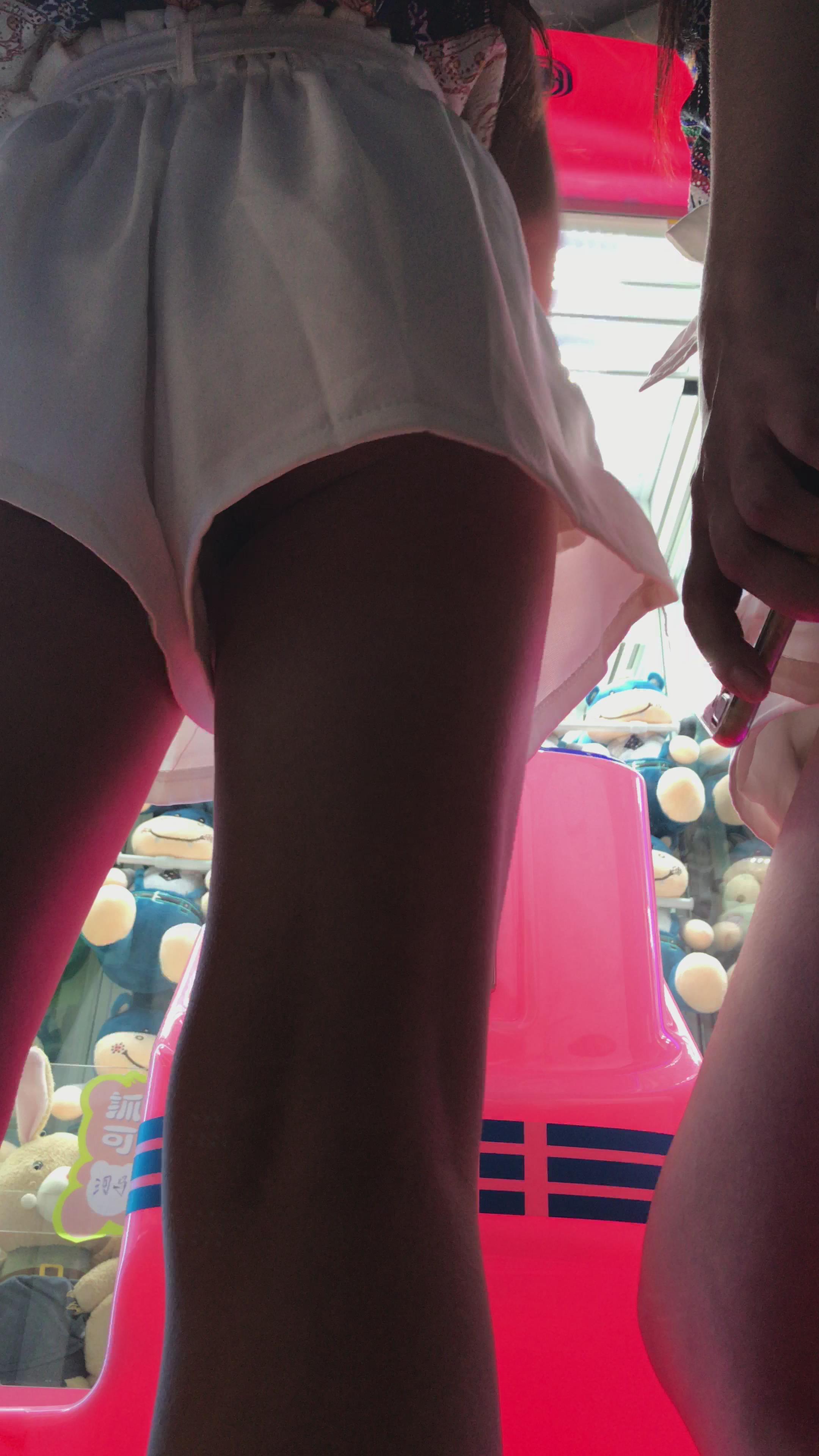 双胞胎姐妹的宽松白裤