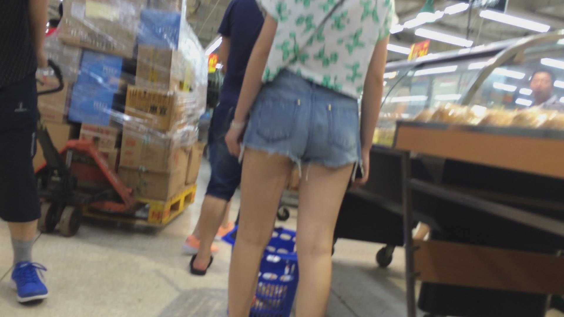 逛超市的热裤美女小姐姐