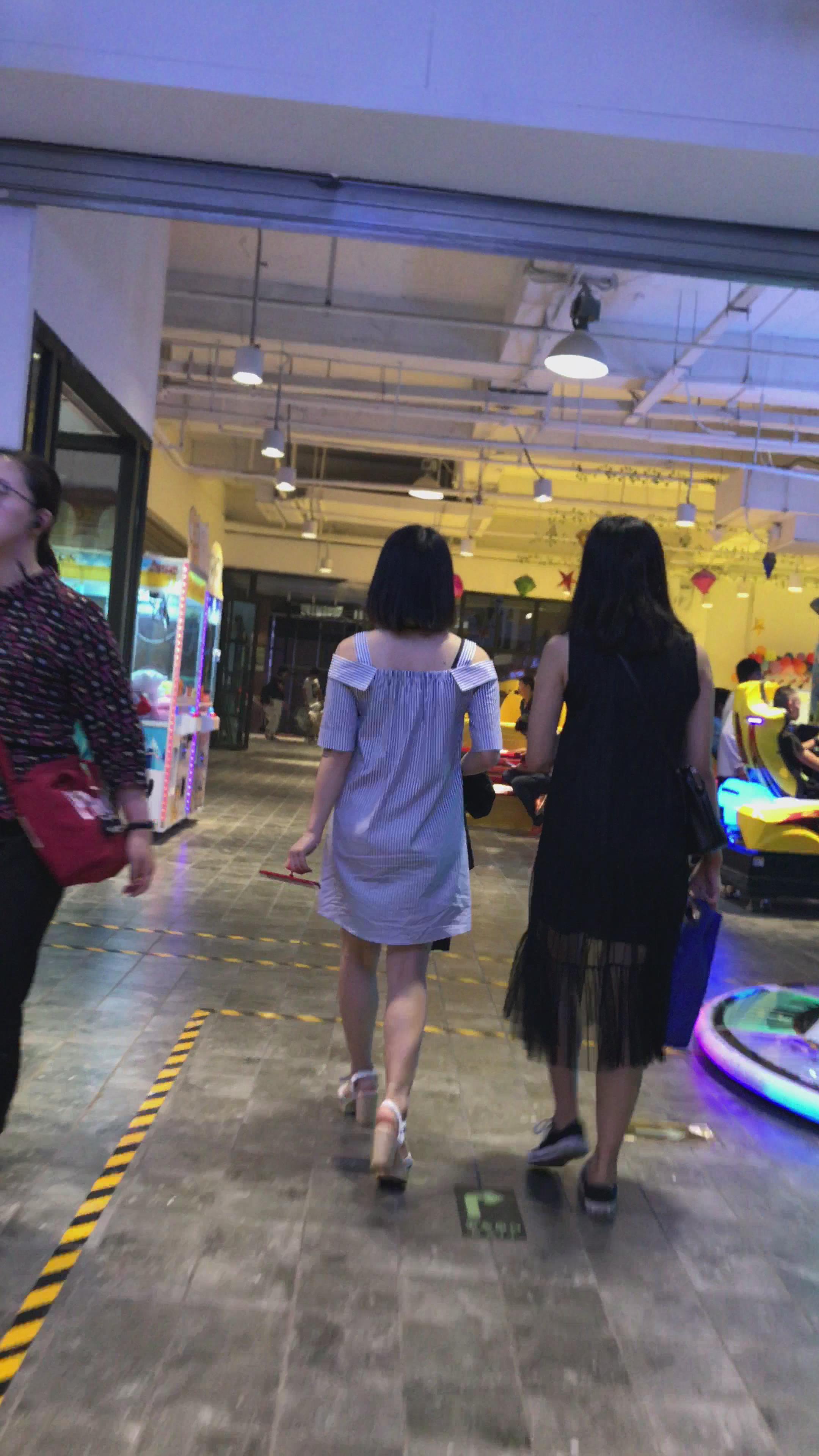 跟闺蜜逛超市的美女小姐姐