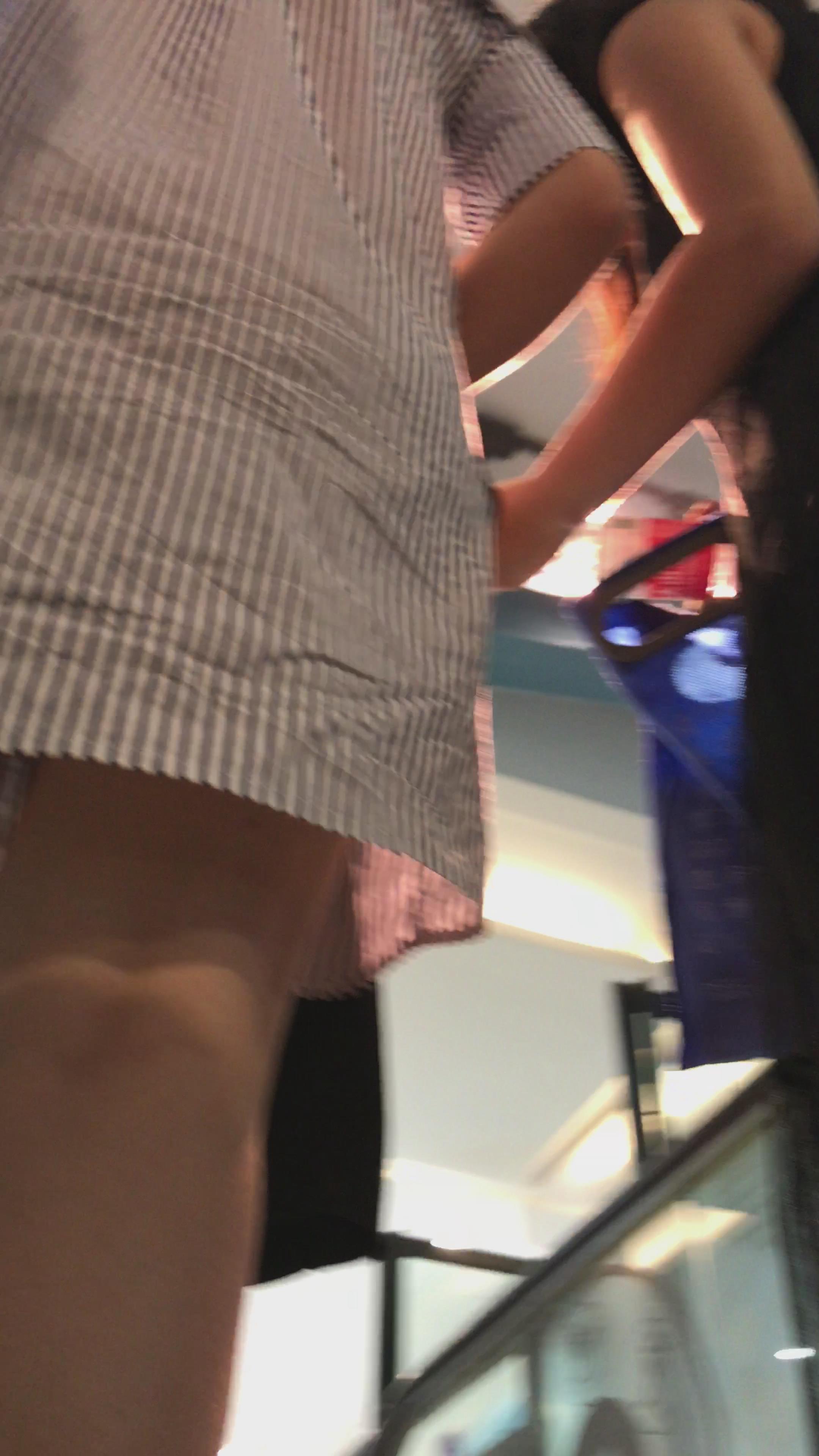 跟闺蜜逛超市的美女小姐姐