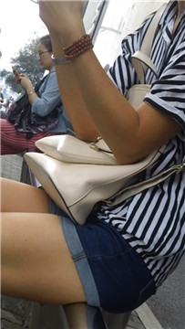 街拍超短热裤学生妹在等公交车