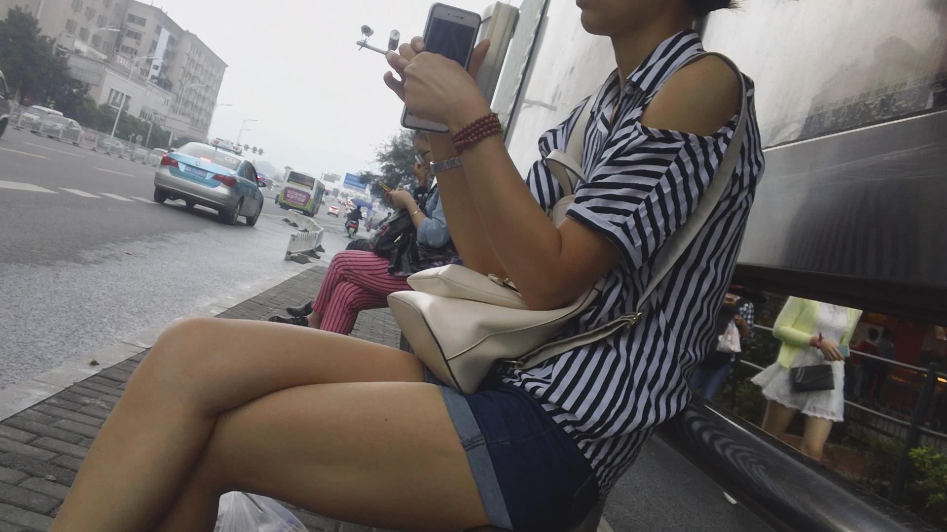 街拍超短热裤学生妹在等公交车