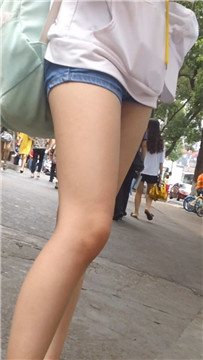 白皙美腿超短牛仔热裤小美女