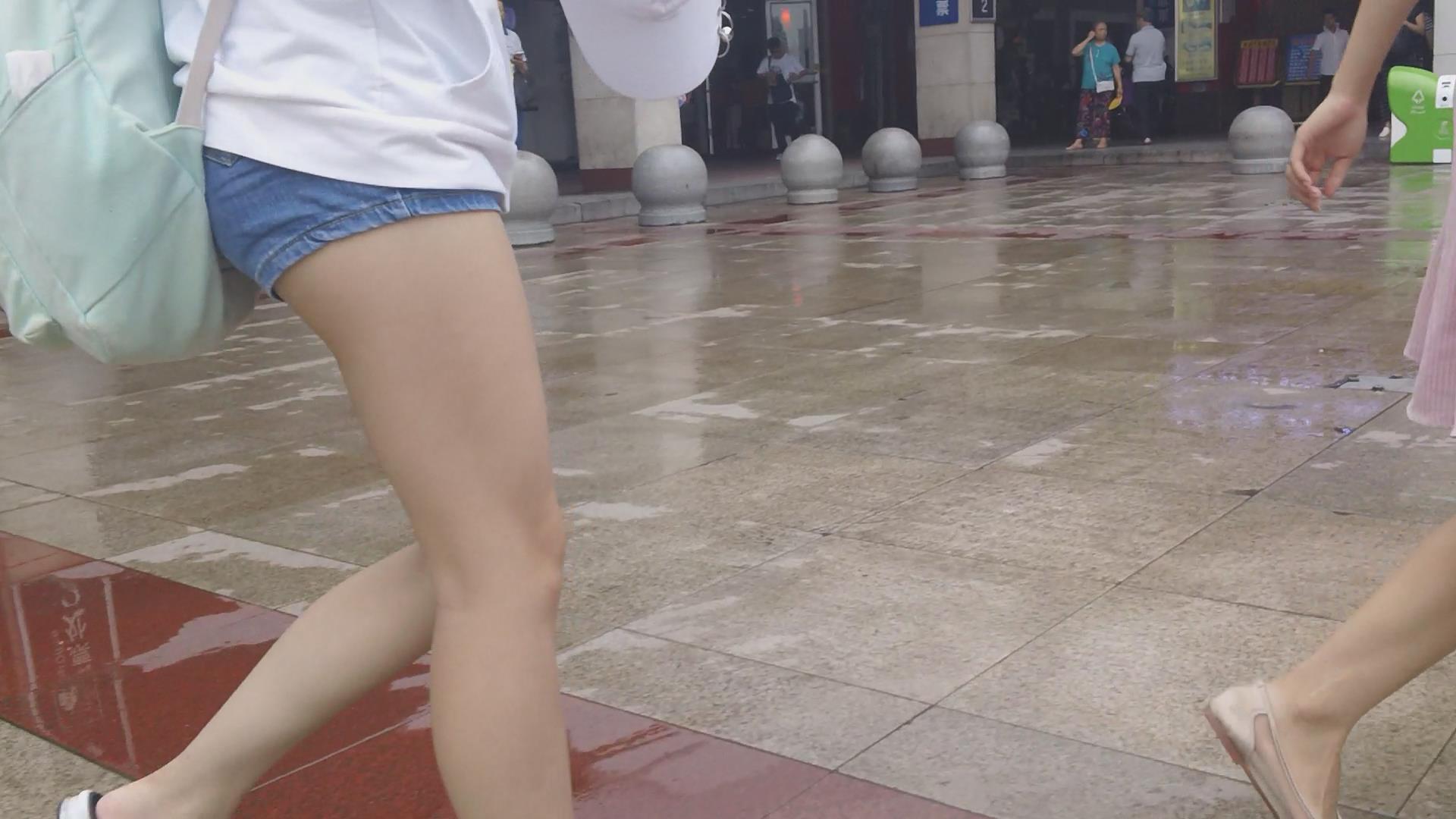 白皙美腿超短牛仔热裤小美女