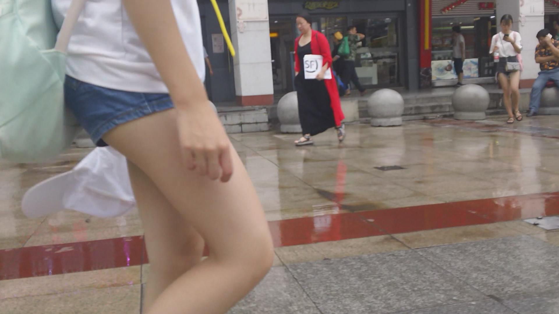 白皙美腿超短牛仔热裤小美女