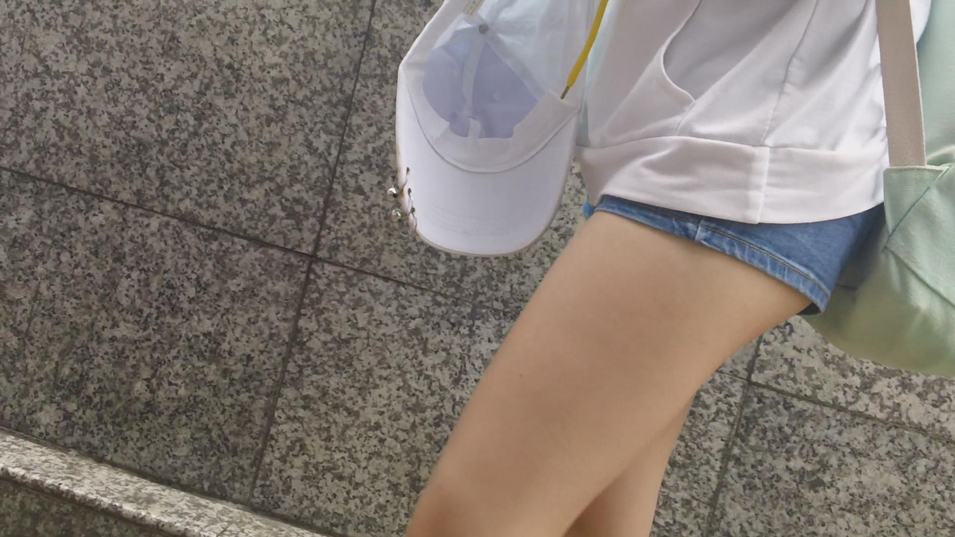 白皙美腿超短牛仔热裤小美女